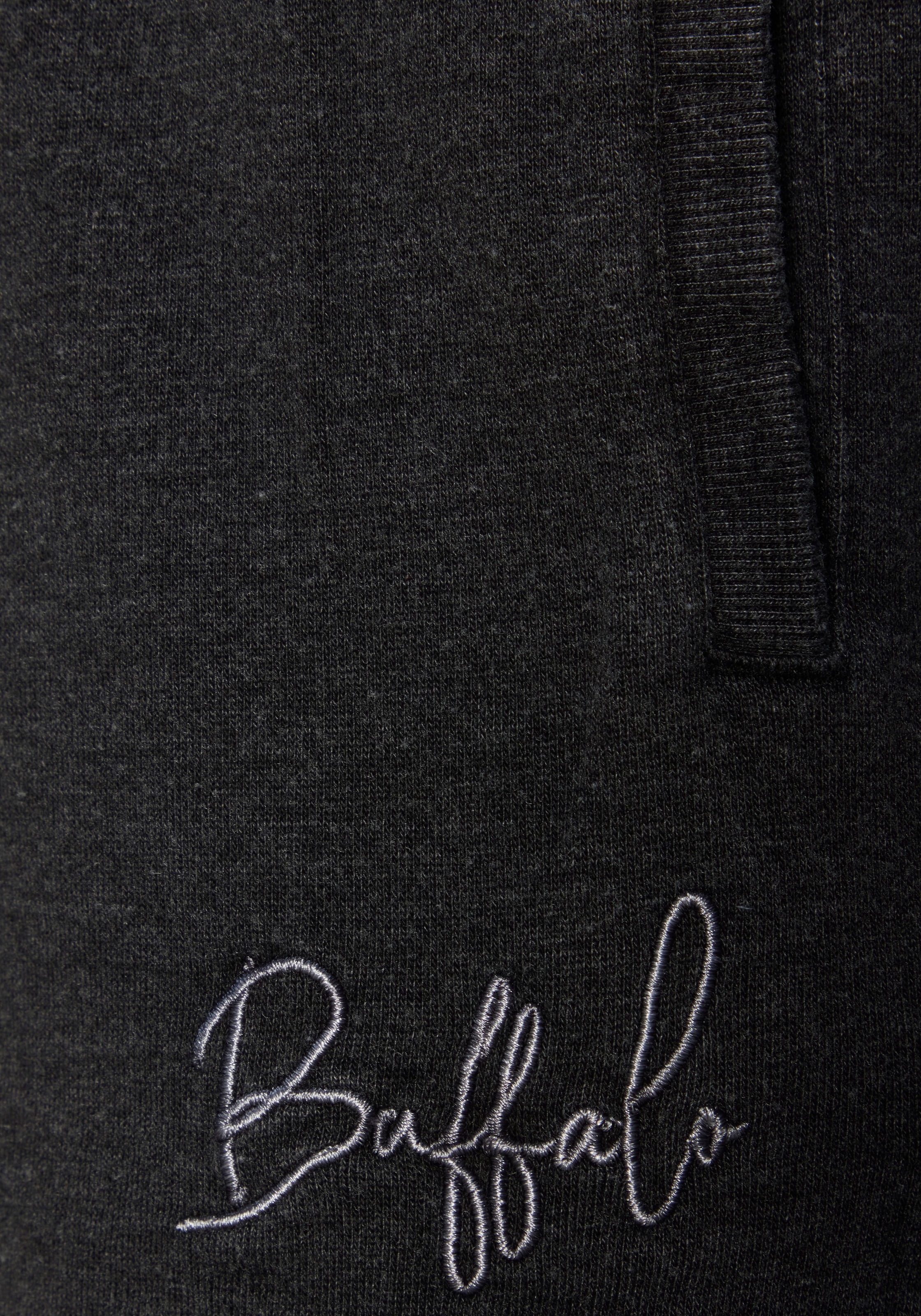 Buffalo Relaxshorts, mit Logostickerei, Loungeanzug