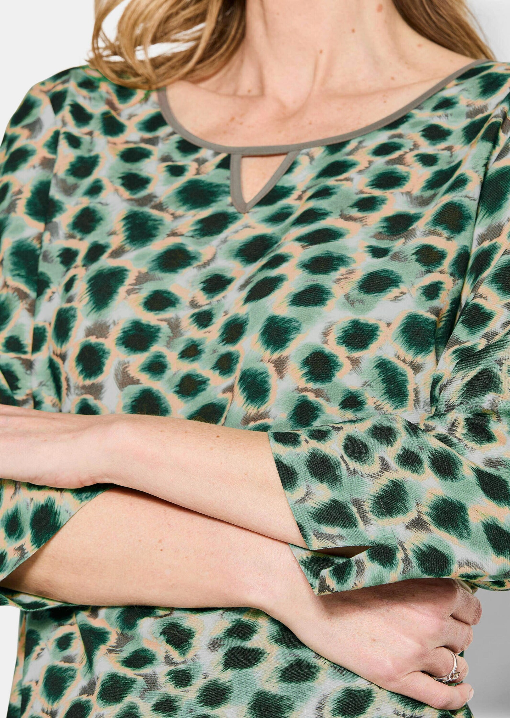 GOLDNER Schlupfbluse »Kurzgröße Elegante Viskosebluse mit Leo-Muster«