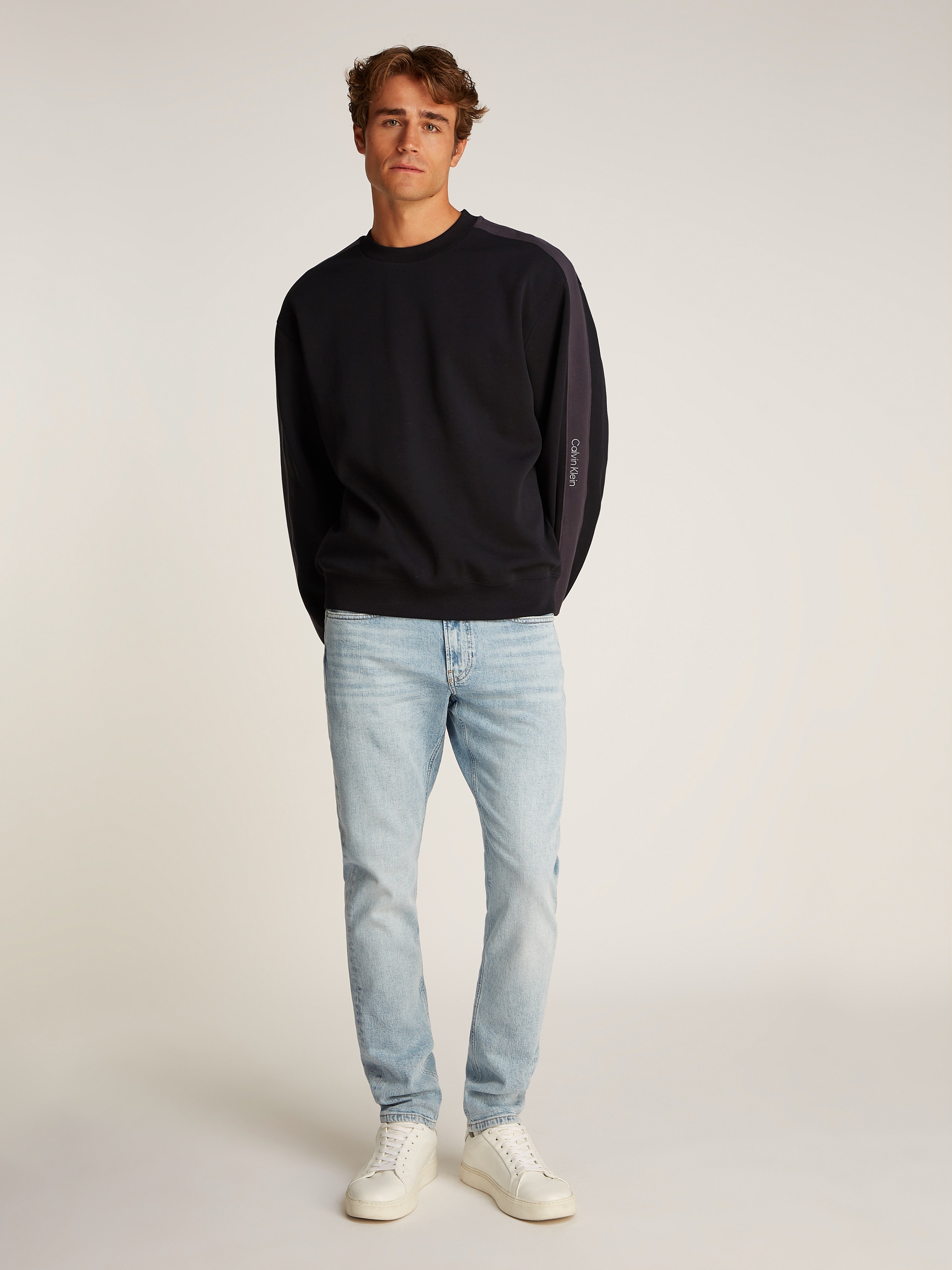 Calvin Klein Jeans Sweatshirt »LOGO TAPE CREW NECK«, mit Logo-Band an den Ärmeln