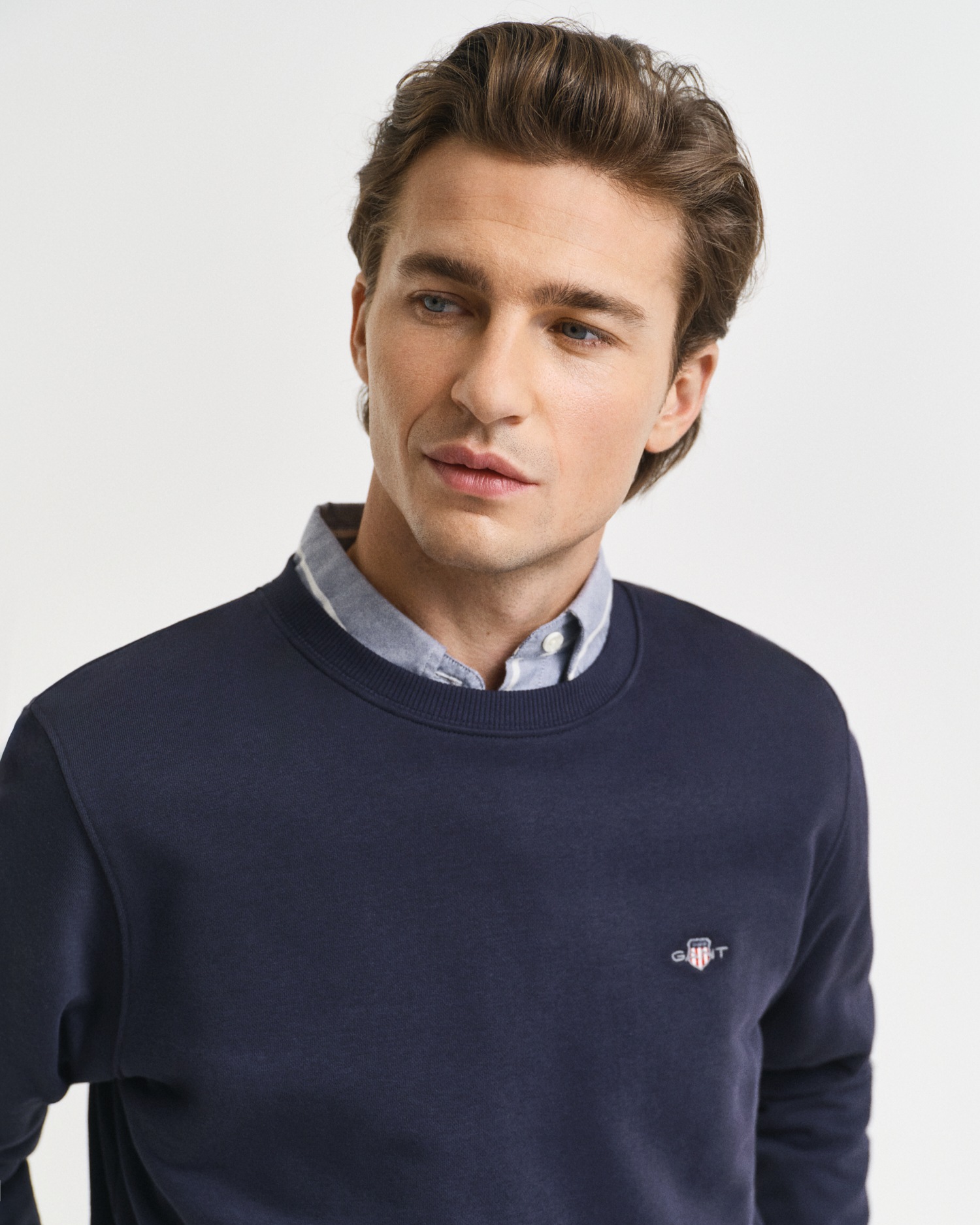 Gant Sweatshirt »REG SHIELD C-NECK SWEAT« mit Logostickerei auf der Brust