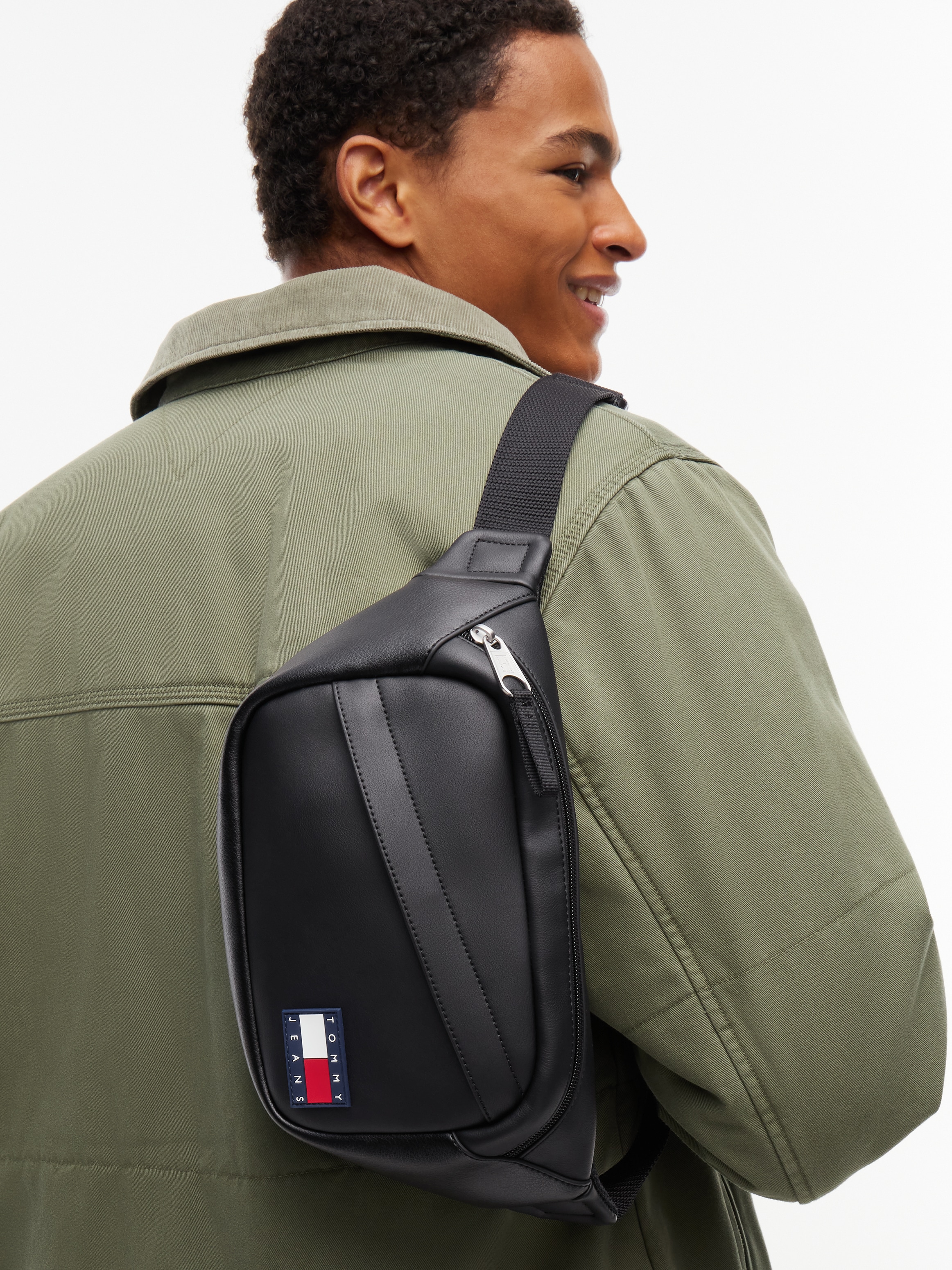 Tommy Jeans Gürteltasche »TJM DAILY PU BUMBAG« Unisex Bauchtasche, Crossbodybag mit Logo-Aufnäher