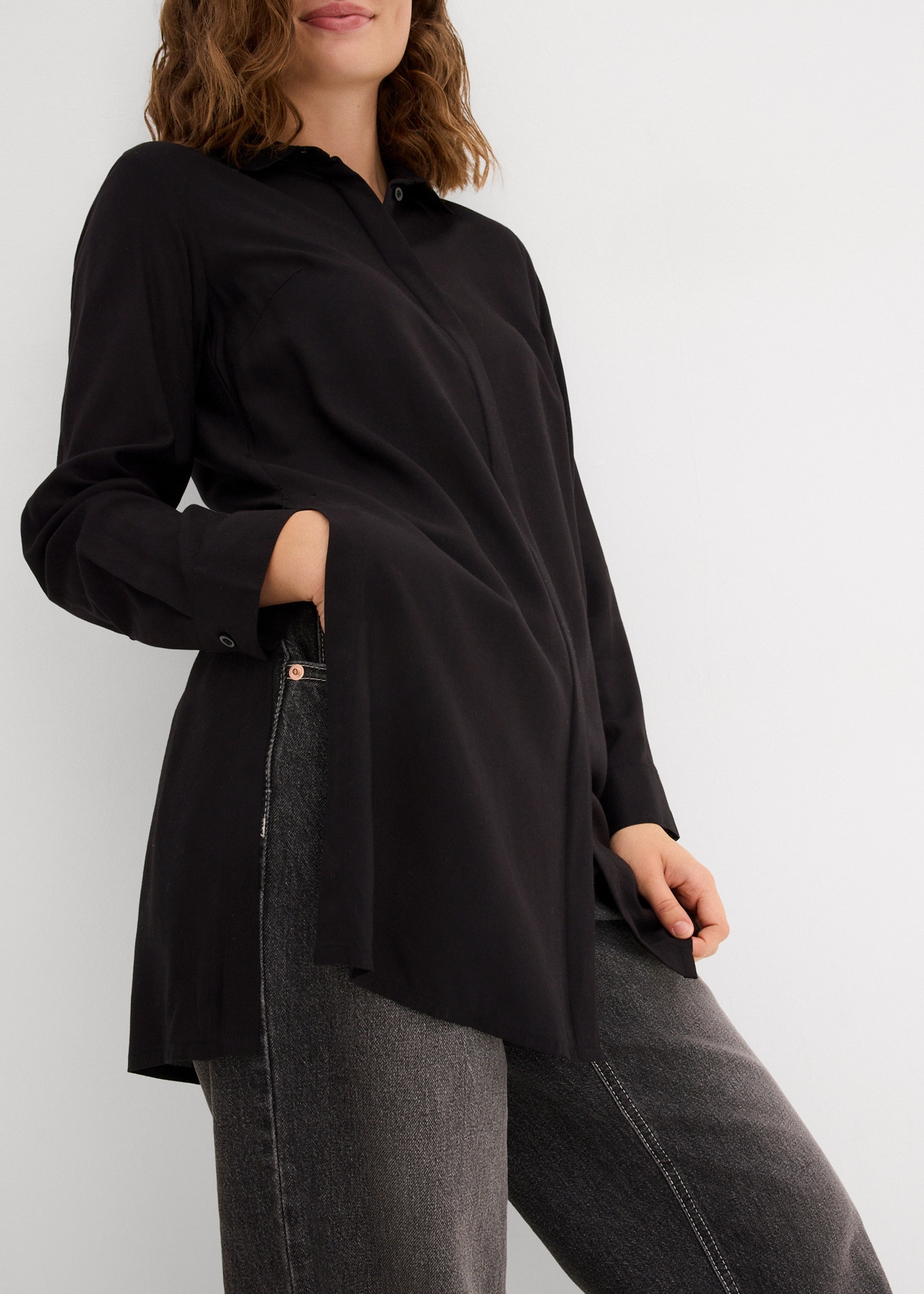 bonprix Longbluse »Longbluse mit Schlitz aus fließender Viskose« gerade Passform, mit Schlitz-Detail, aus fließender Viskose