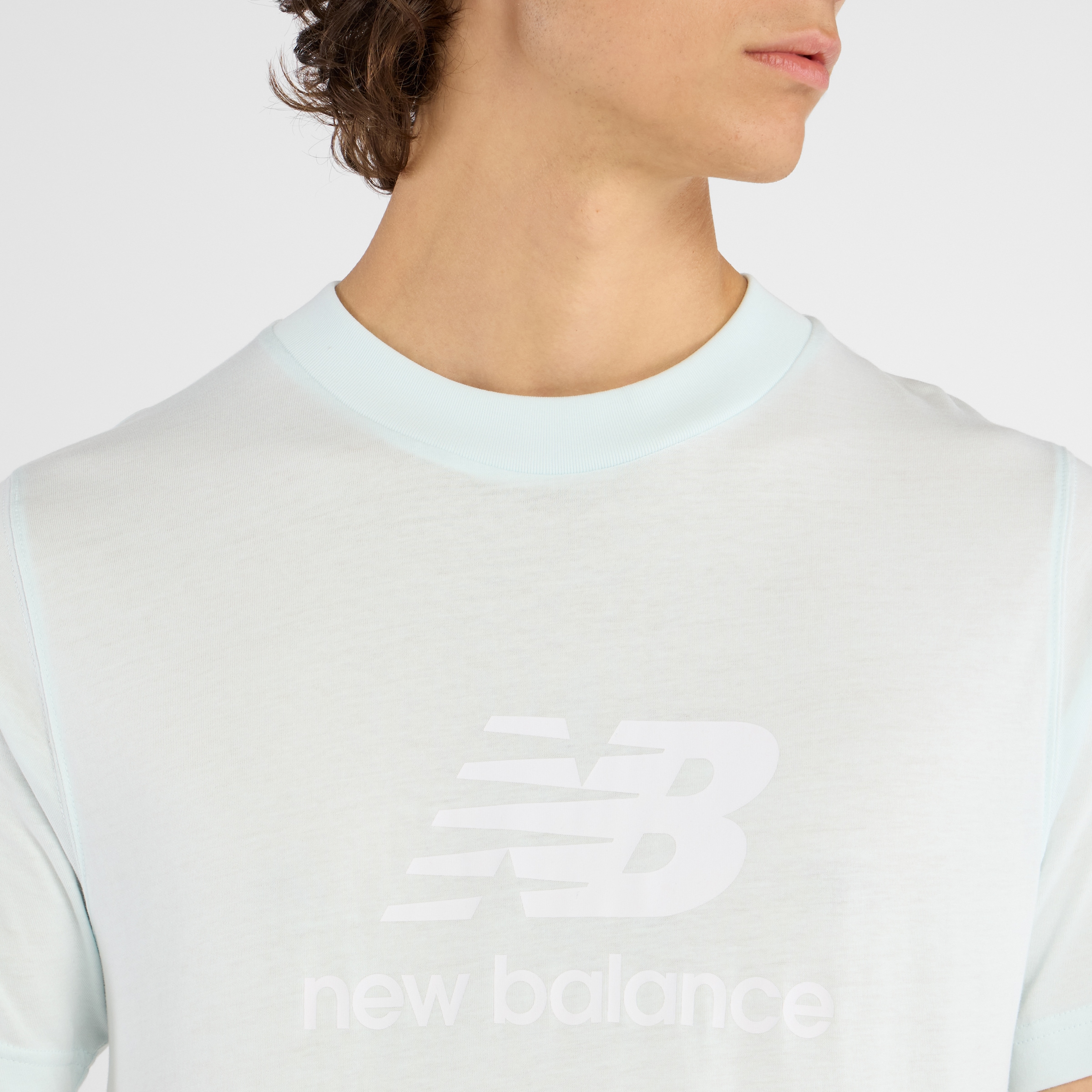 New Balance T-Shirt »SPORT ESSENTIALS LOGO T-SHIRT« sportliches T-Shirt, Kurzarmdesign, mit Rundhalsausschnitt
