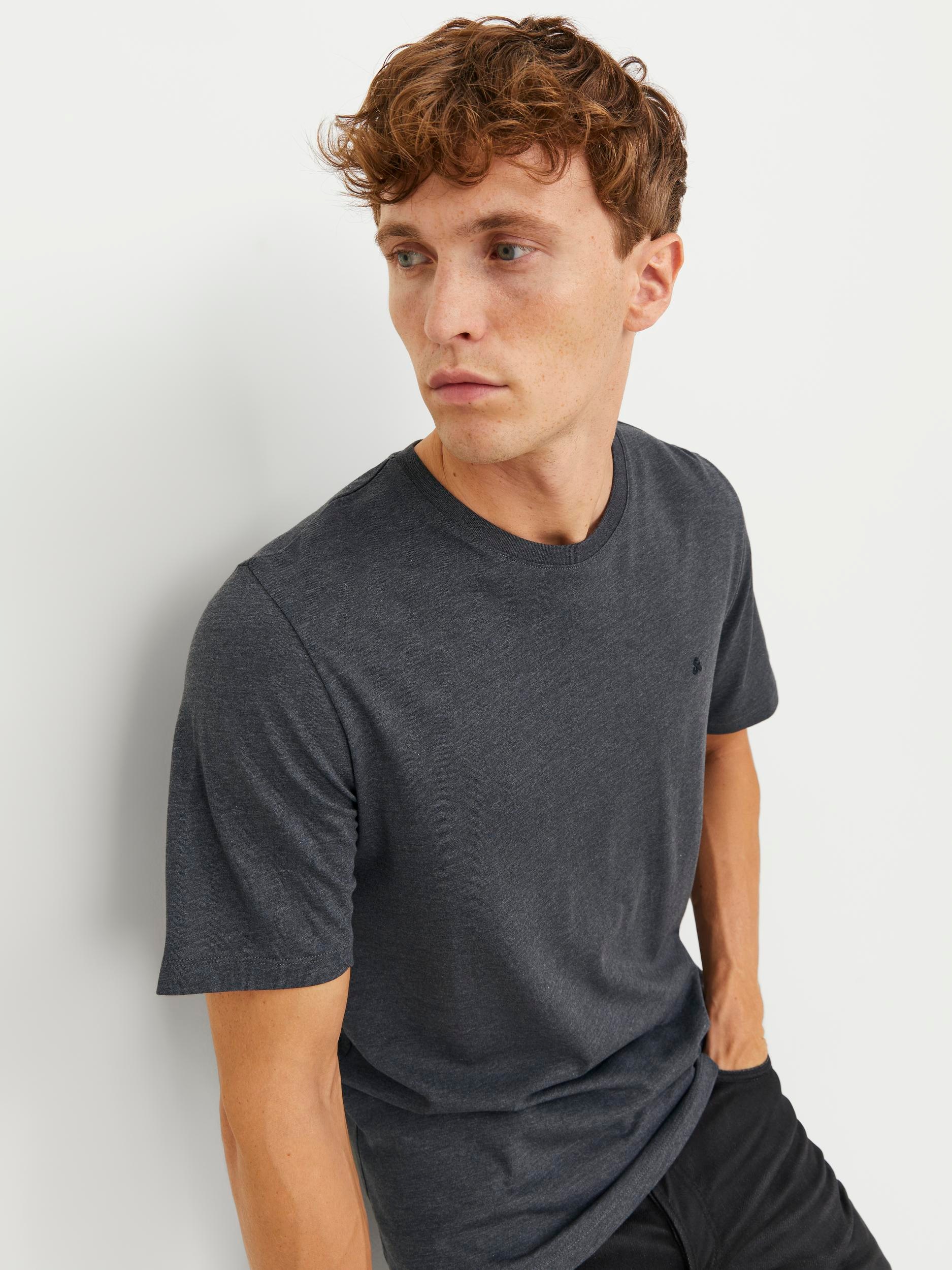 Jack & Jones Rundhalsshirt »JJEPAULOS TEE SS CREW NECK NOOS«, mit Logo Stickerei
