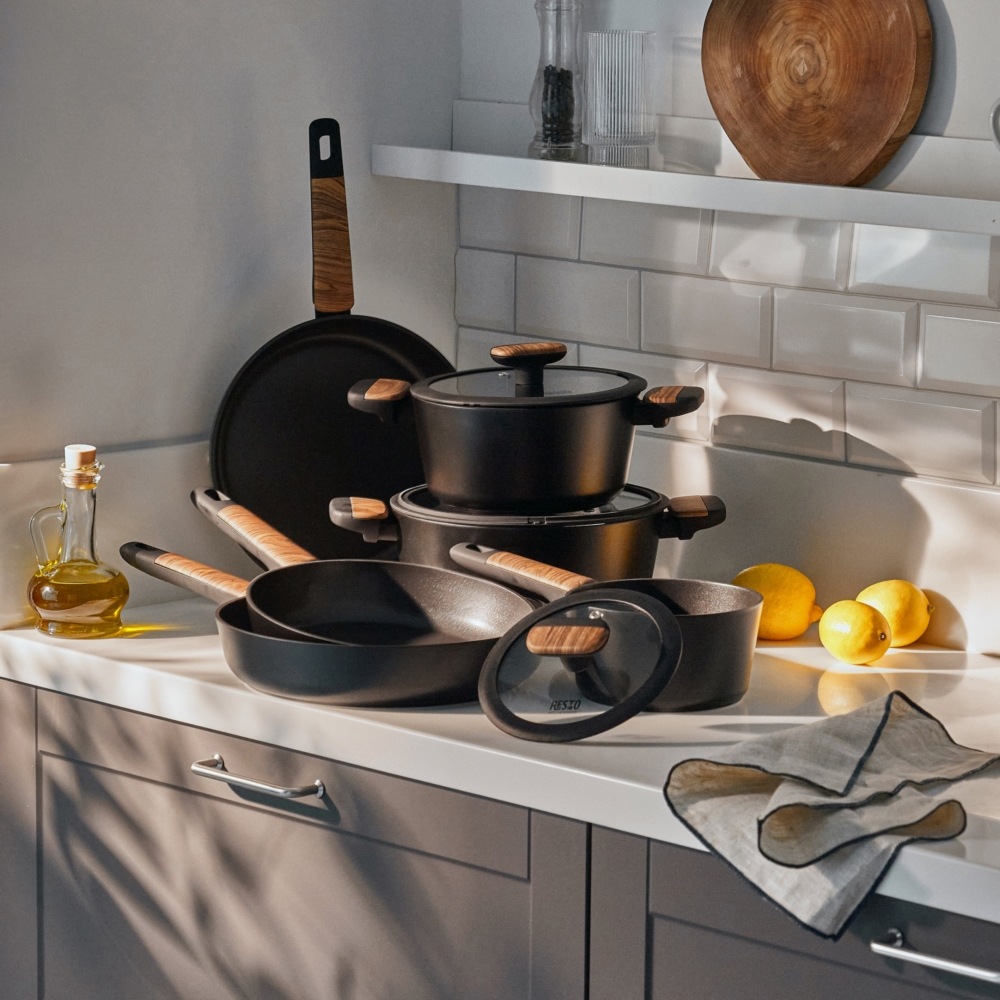 RESTO Kitchenware Bratpfanne »Mon, Universalpfanne antihaftbeschichtet und spülmaschinenfest«, Aluminium, (1 tlg.), mit verstärktem Boden und ergonomischem Griff in Holzoptik