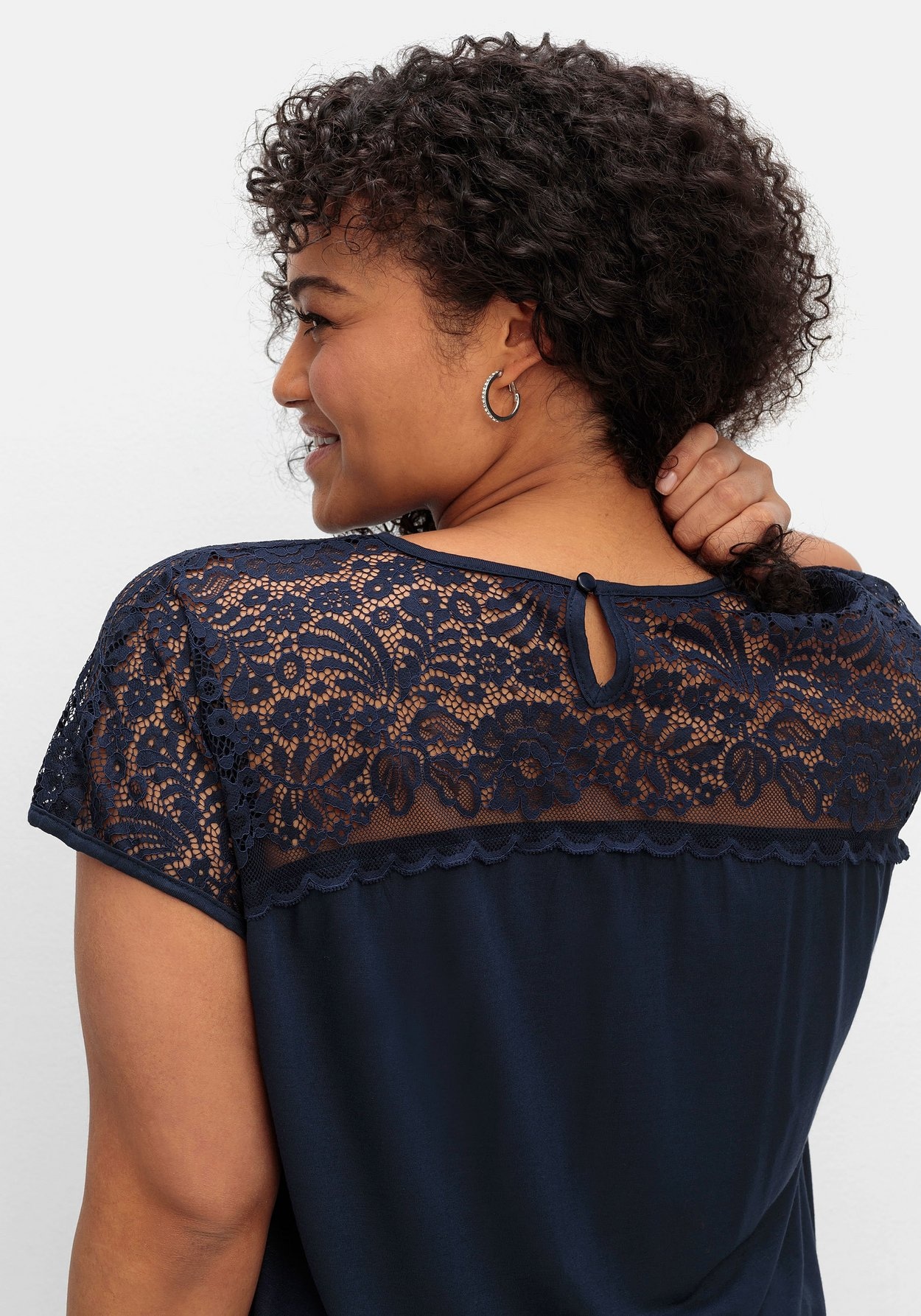 Sheego Spitzenshirt »Shirt mit Spitzenpasse an der Schulterpartie«