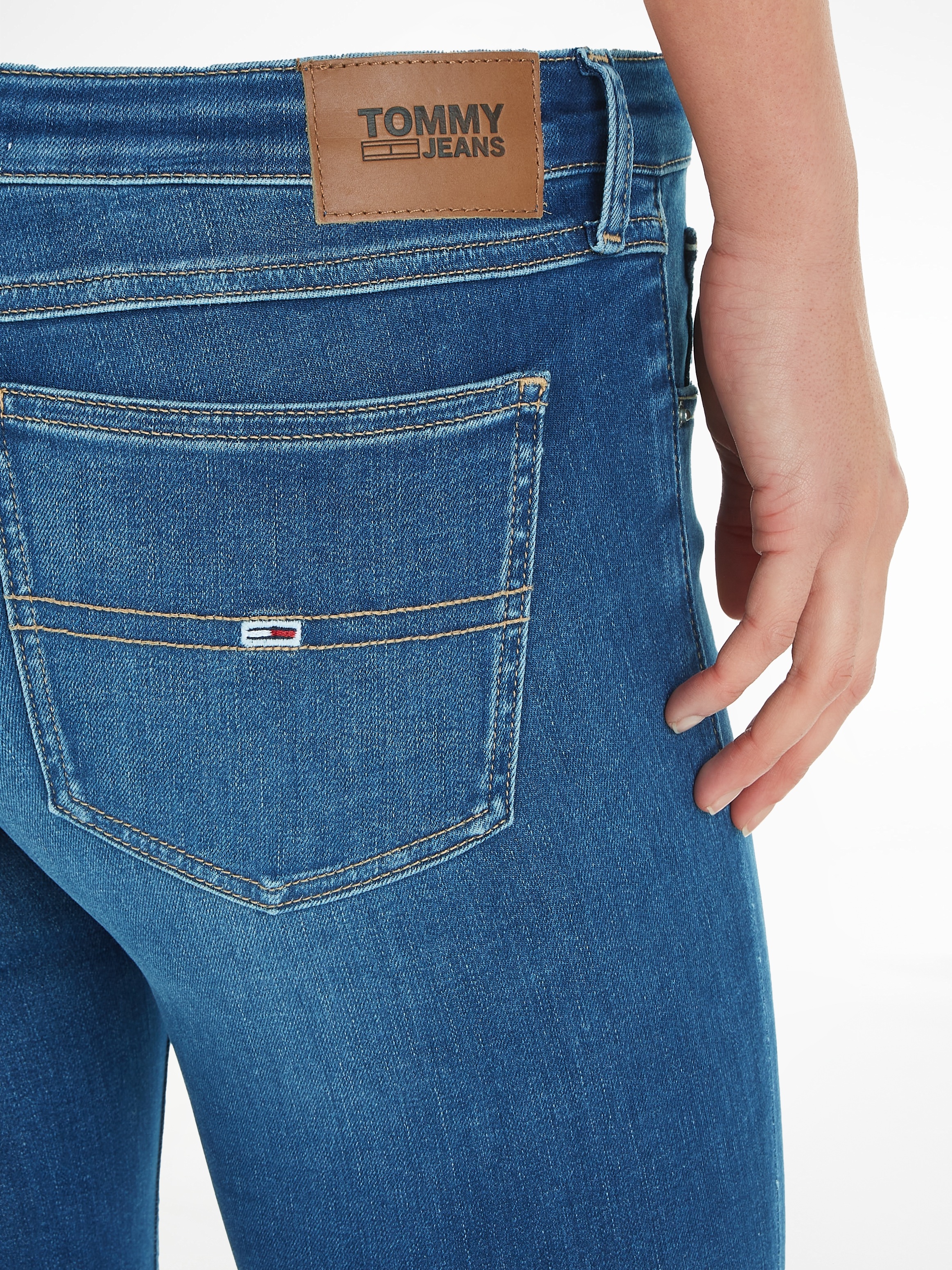 dezenten Jeans OTTO Tommy bestellen Labelapplikationen Skinny-fit-Jeans, mit bei