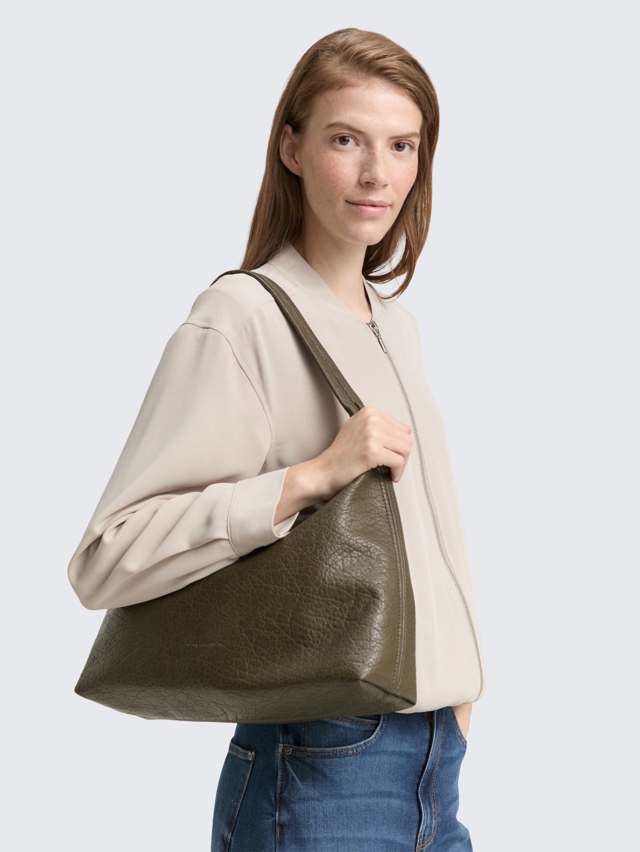 TOM TAILOR Hobo »Evelina«, aus weichem Lederimtitat in lässiger Trapezform mit dekorativen Seiten