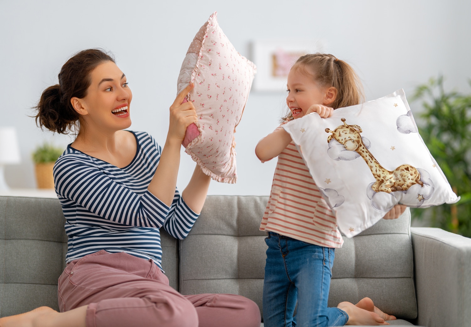 queence Dekokissen »Schlafende Giraffe«, Kissenhülle mit HD Premium Druck, geruchsneutral, 40x40cm