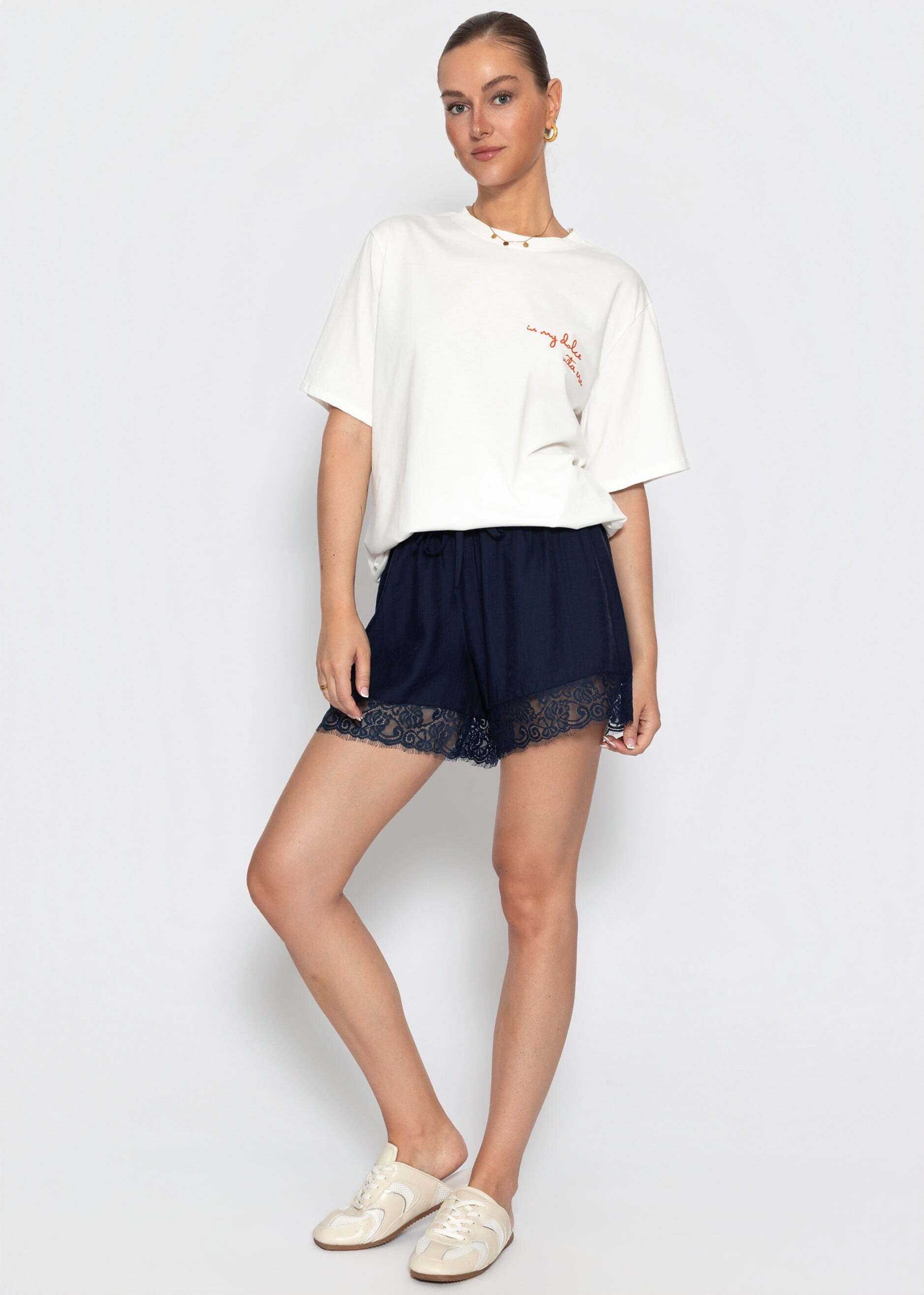 SASSYCLASSY Shorts »Shorts mit Spitzendetails«  Elegante Shorts mit elastischem Bund und lockerer Passform Dunkelblau