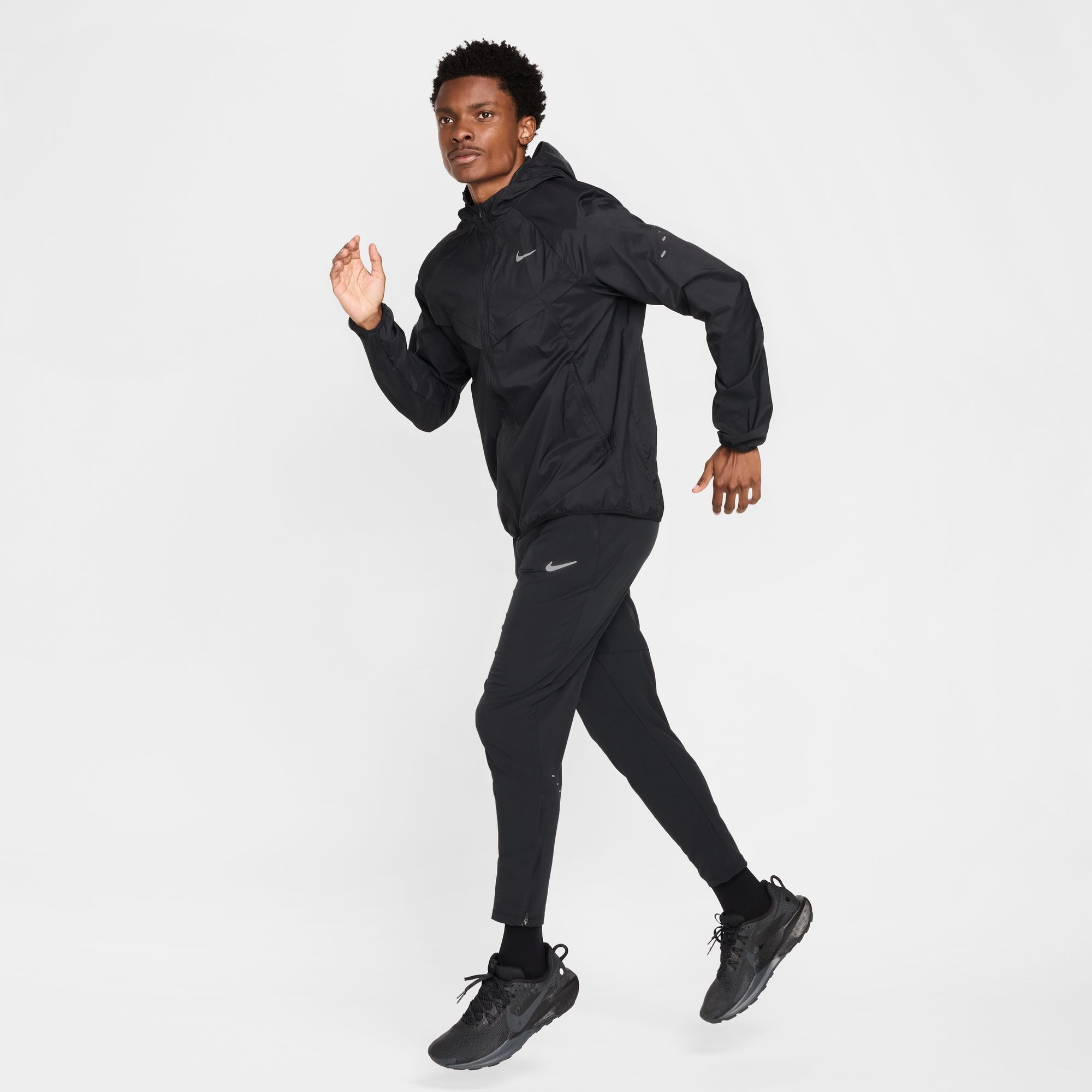 Nike Laufjacke »M NK UV RPL STRIDE JACKET« mit Kapuze für sportliche Aktivitäten, mit Kapuze, wasserabweisend