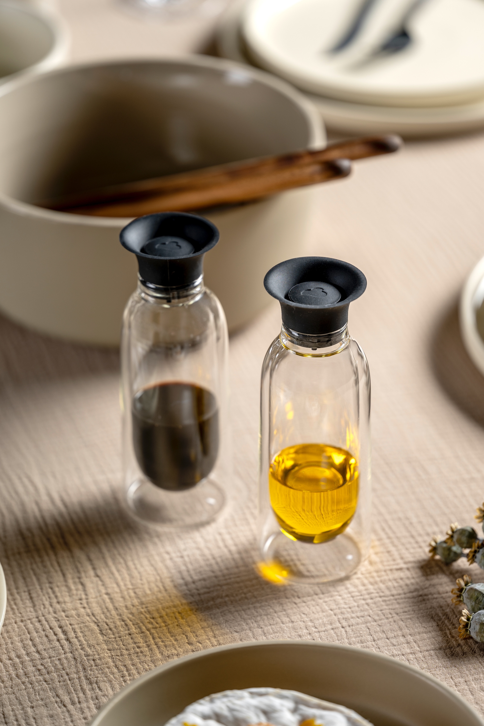 LEONARDO Menage-Set »Essig- und Ölflasche DUO, 2er Set« aus doppelwandigem Glas mit Silikondeckel
