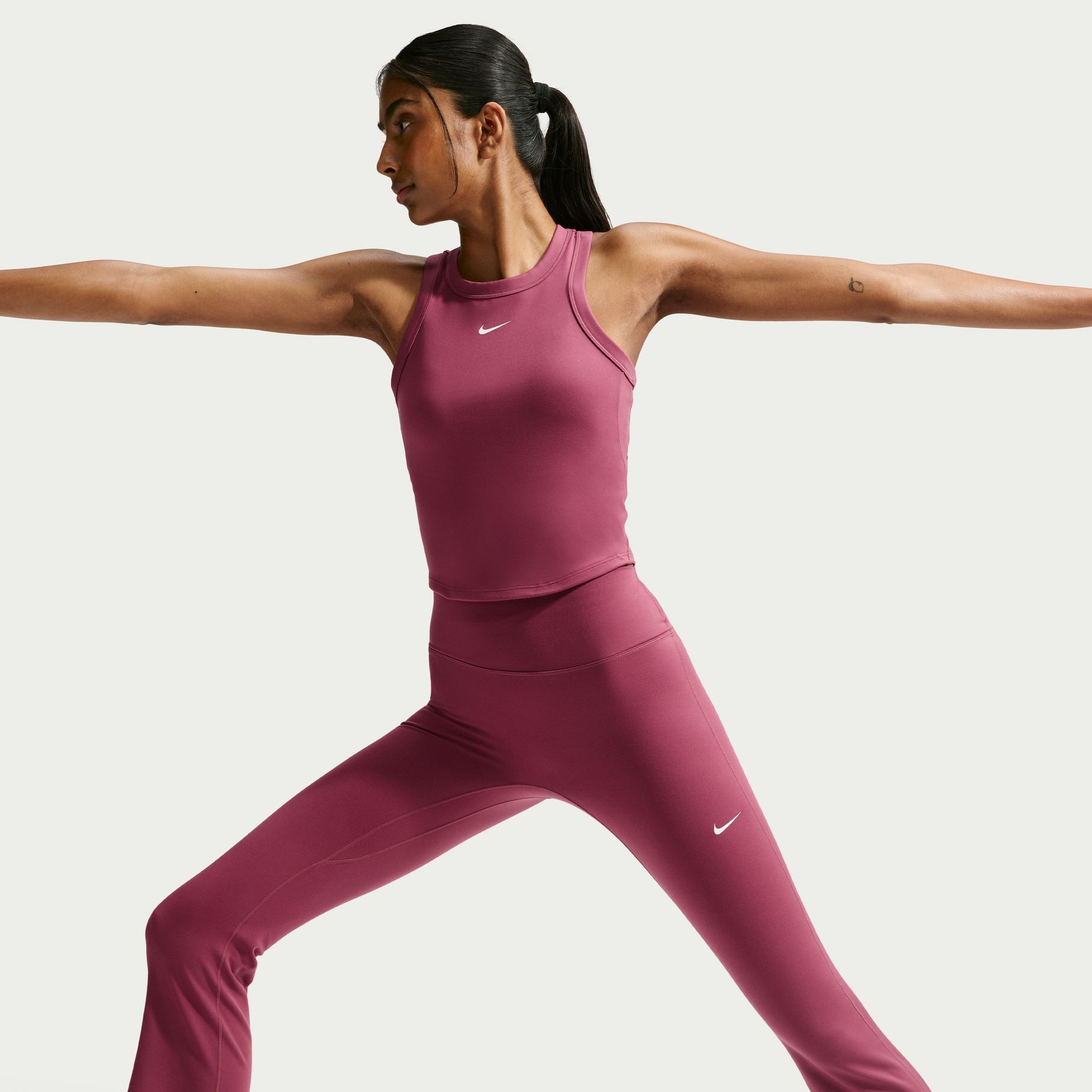 Nike Sporthose »W NK ONE DF HR TGHT FLRE USEAM«  für Fitness-Training geeignet, aus Polyester und Elasthan