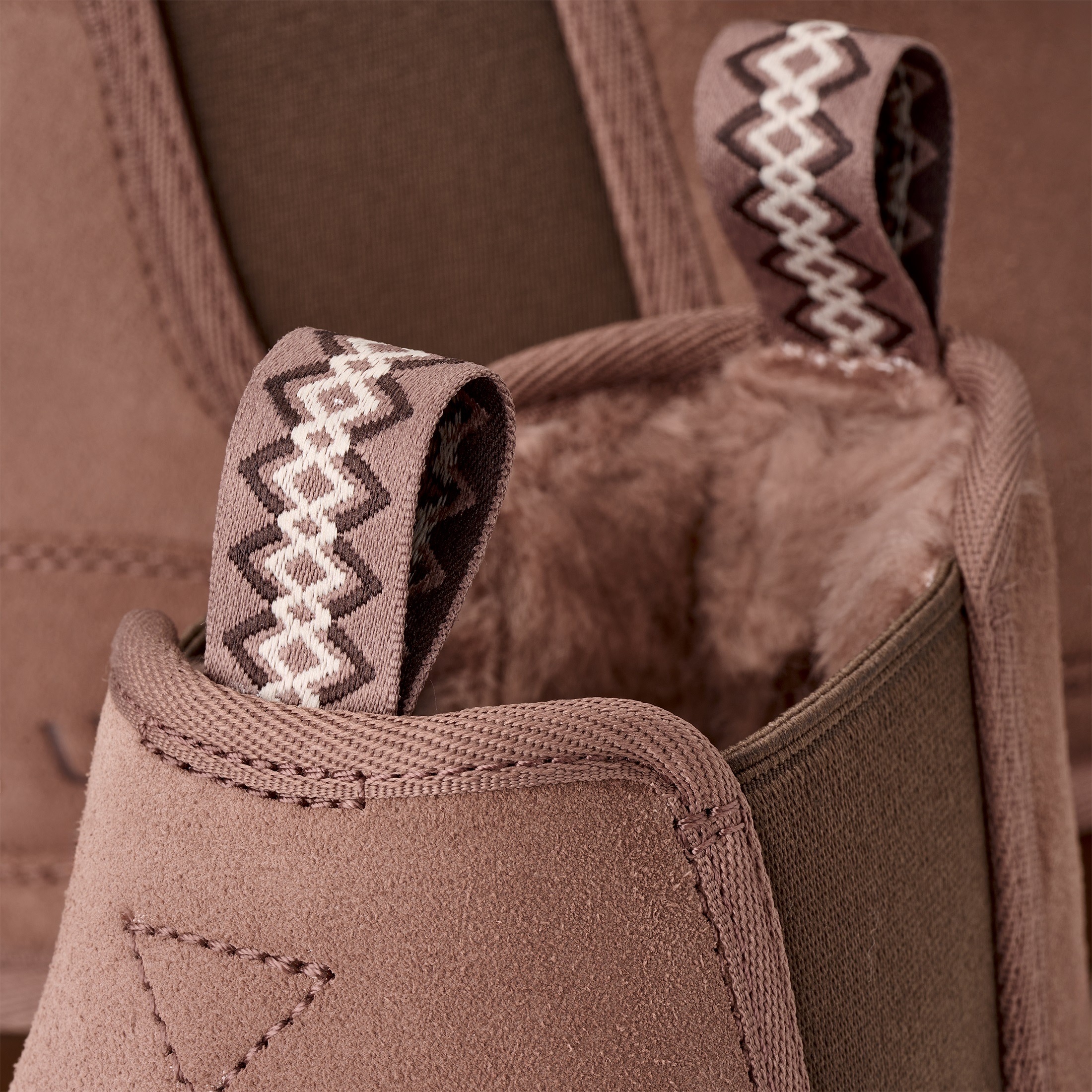 UGG Chelseaboots »Neumel Chelsea«, Chukka, Schlupfboot, Winterboot mit Stretch-Einsätzen