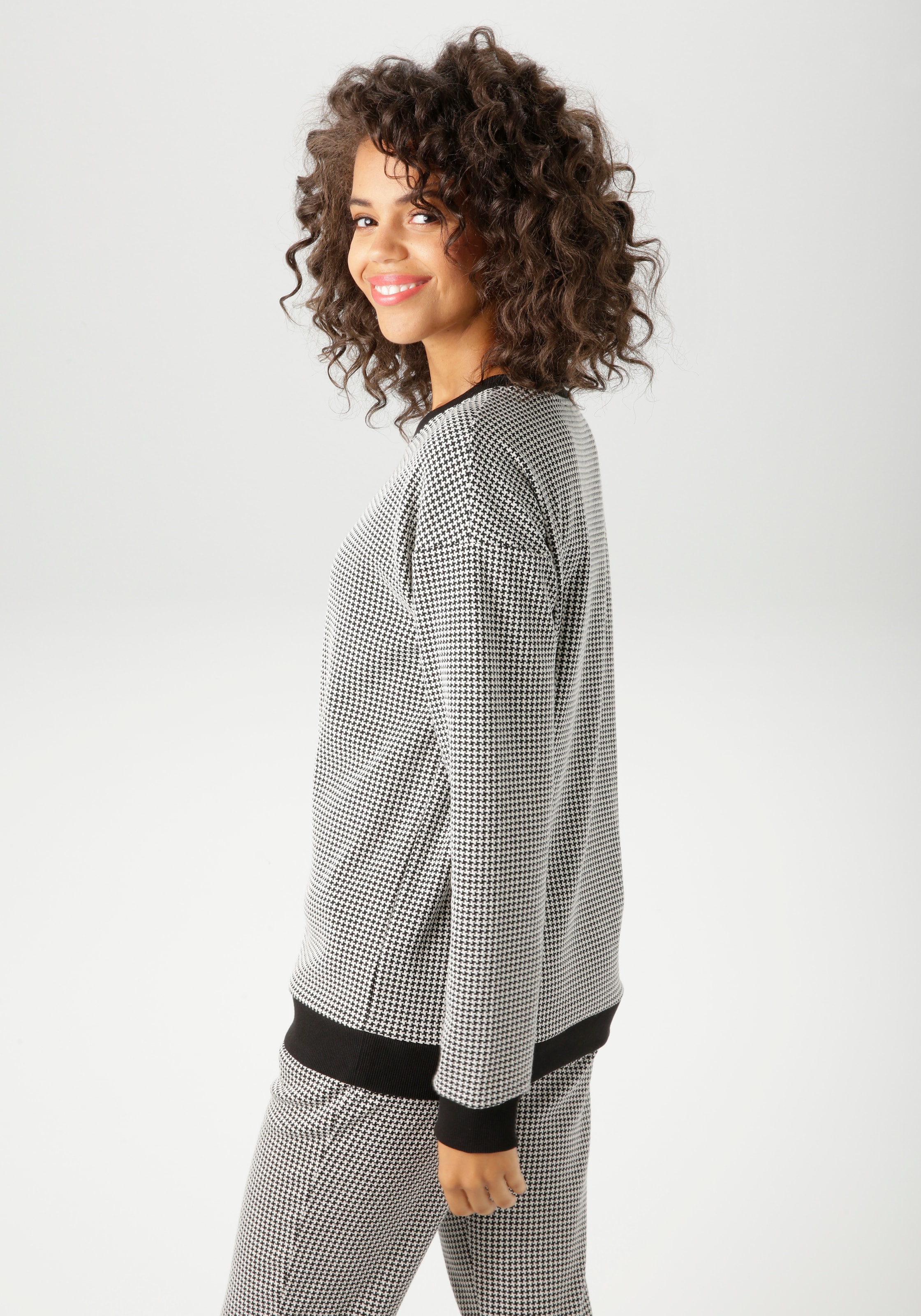 Aniston CASUAL Sweatshirt, mit trendigem Hahnentritt-Muster - NEUE KOLLEKTION