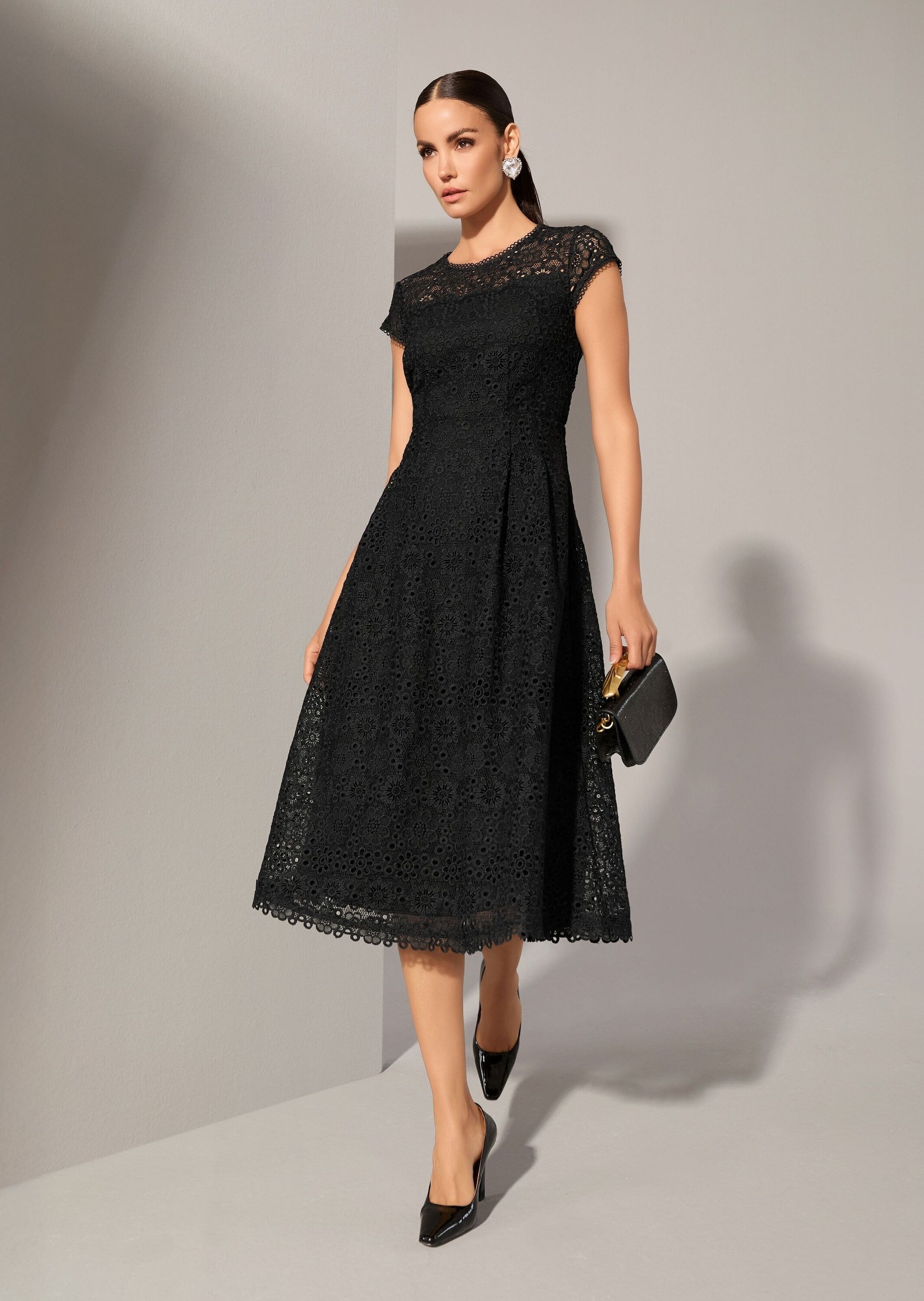 MADELEINE Midikleid »Kleid Ärmelloses Spitzenkleid mit Bindeband und weitem Rock«