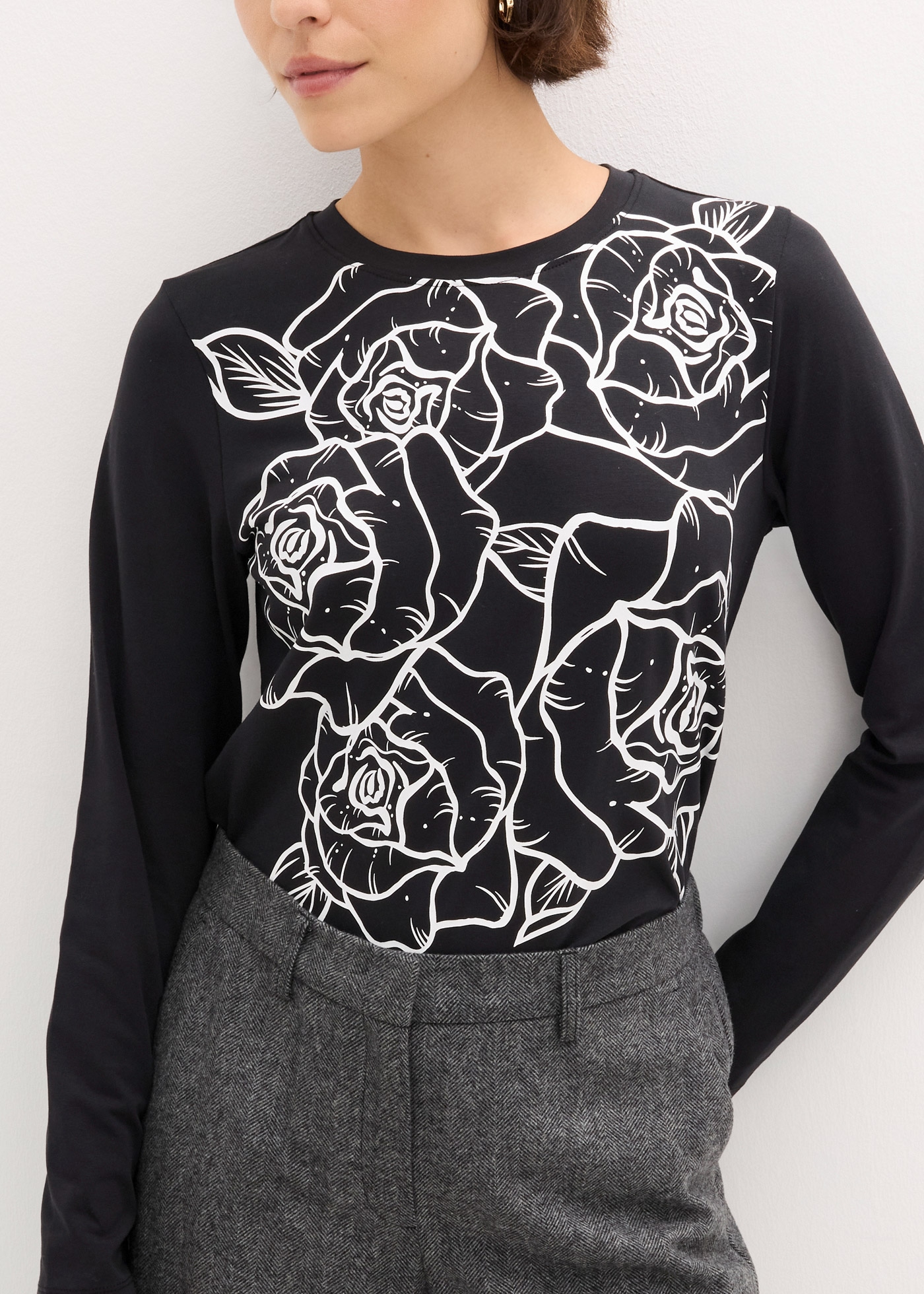 bonprix Langarmshirt »Langarmshirt mit Rosendruck« lockere Passform, mit Rundhalsausschnitt, aus Baumwolle und Elasthan