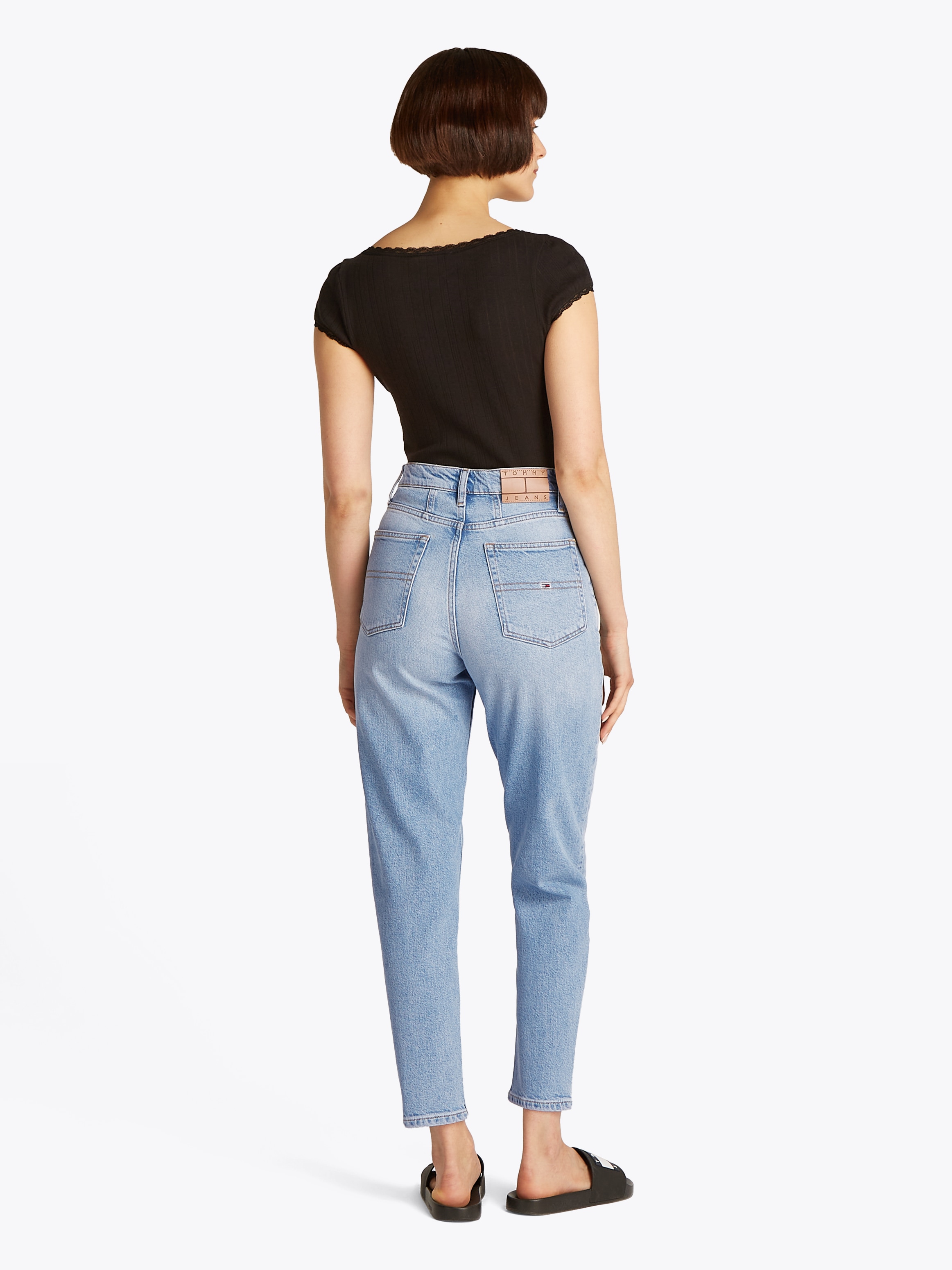 Tommy Jeans Mom-Jeans »MOM JEAN UH TPR«, mit Logo-Stickereien, in knöchelfreier Länge