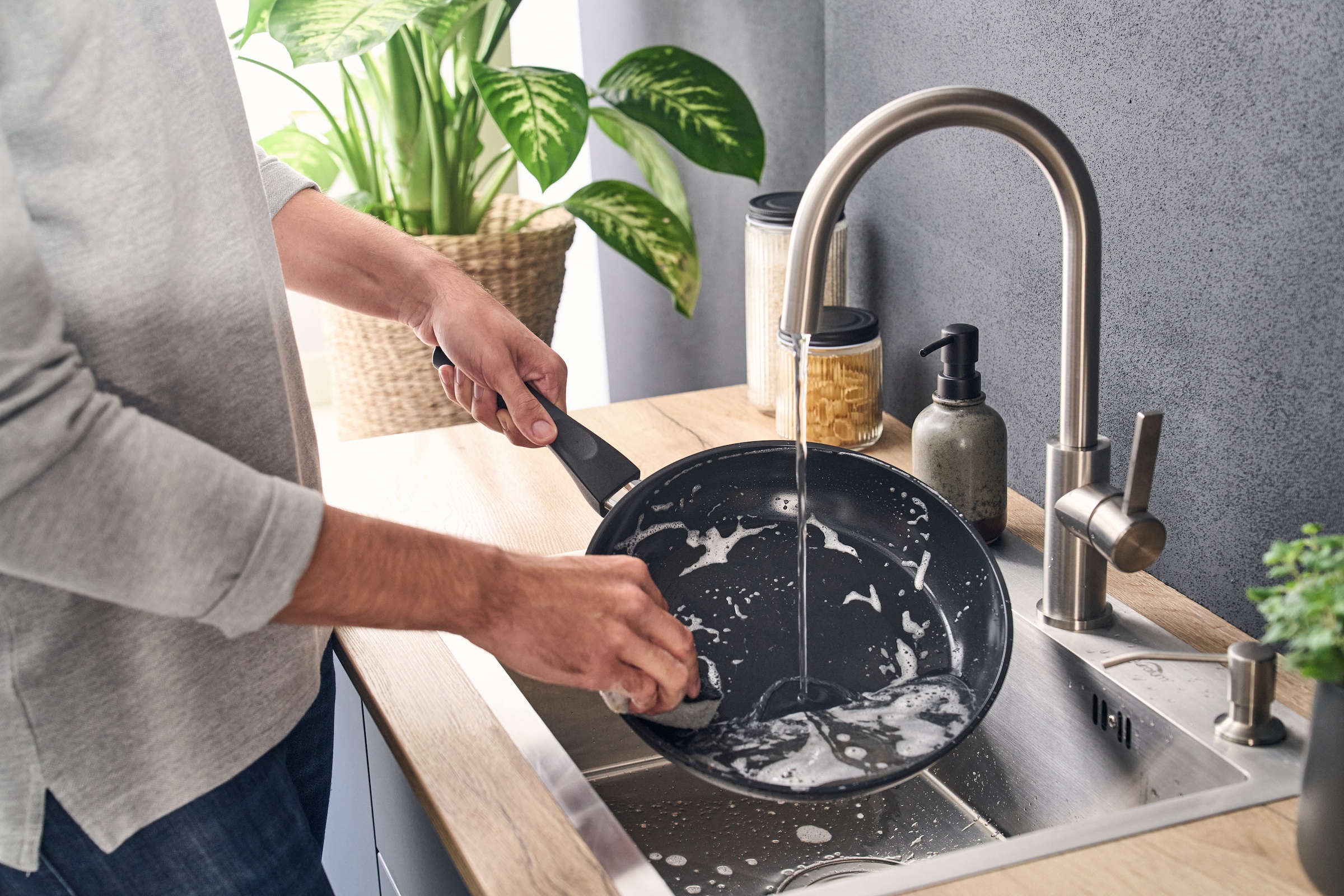 HENCKELS by ZWILLING Pfannen-Set »Sleek« Aluminium Set, Pfanne 24 cm und 28 cm, 2 tlg. Keramikbeschichtung, Soft-Touch-Griff, leicht, Induktionsgeeignet