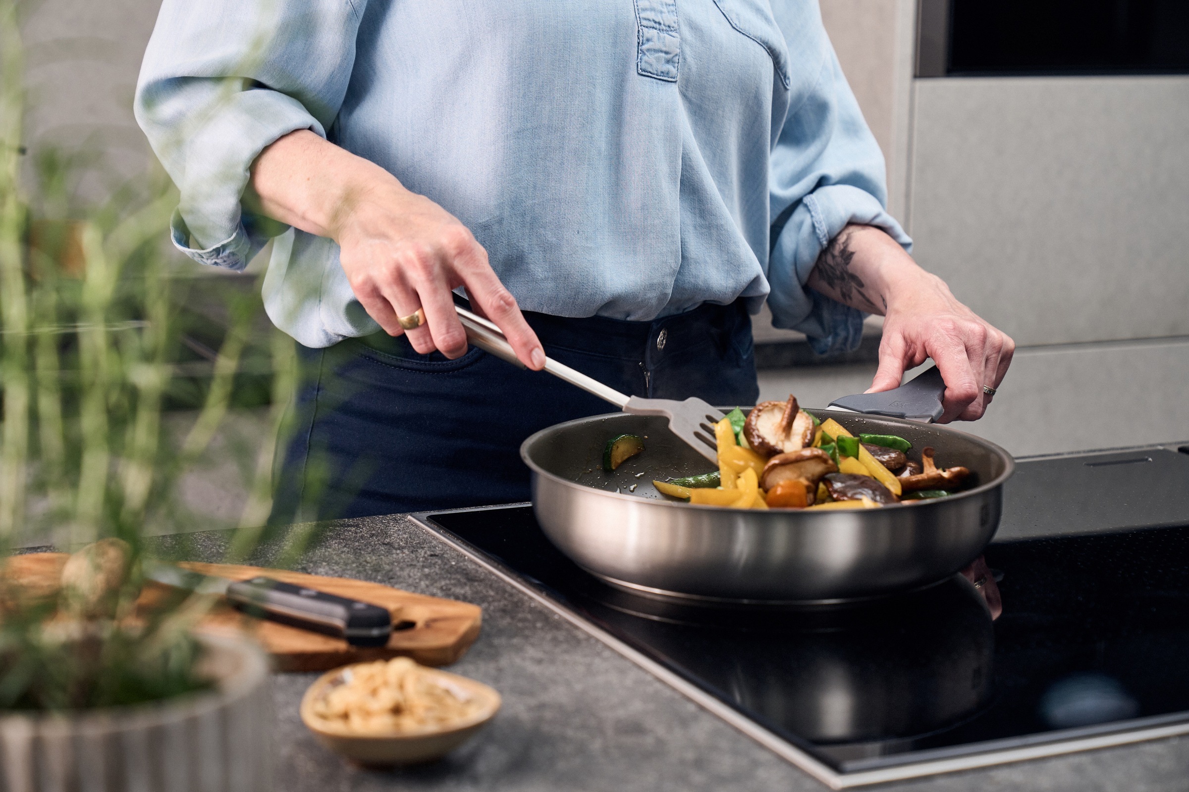 Zwilling Bratpfanne »Simplify«, Edelstahl 18/10, (1 tlg.), Keramikbeschichtung, Stay-Cool-Griffe, Sandwichboden