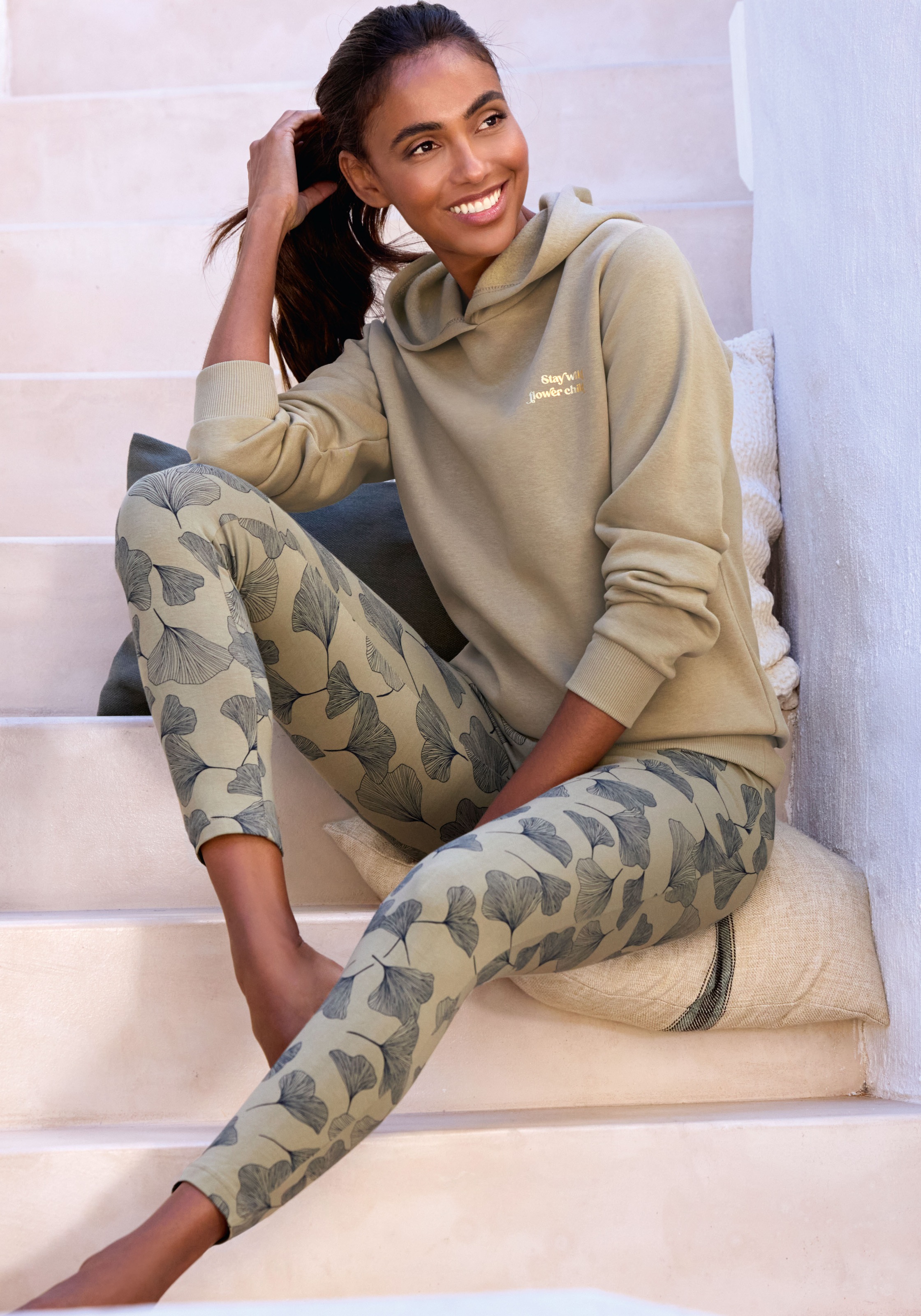 LASCANA Kapuzenpullover mit glänzendem Druck, Loungewear