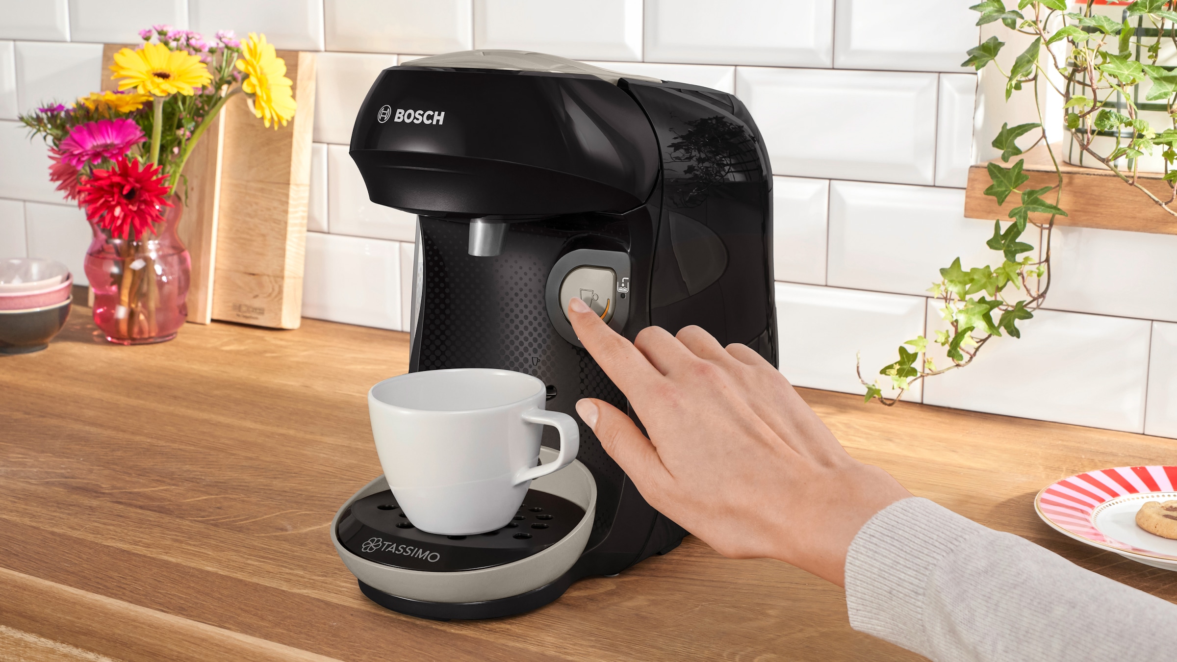 TASSIMO Kapselmaschine »TAS109E«, nachhaltig, geeignet für alle Tassen, Wassertank 0,7 L, schwarz/beige