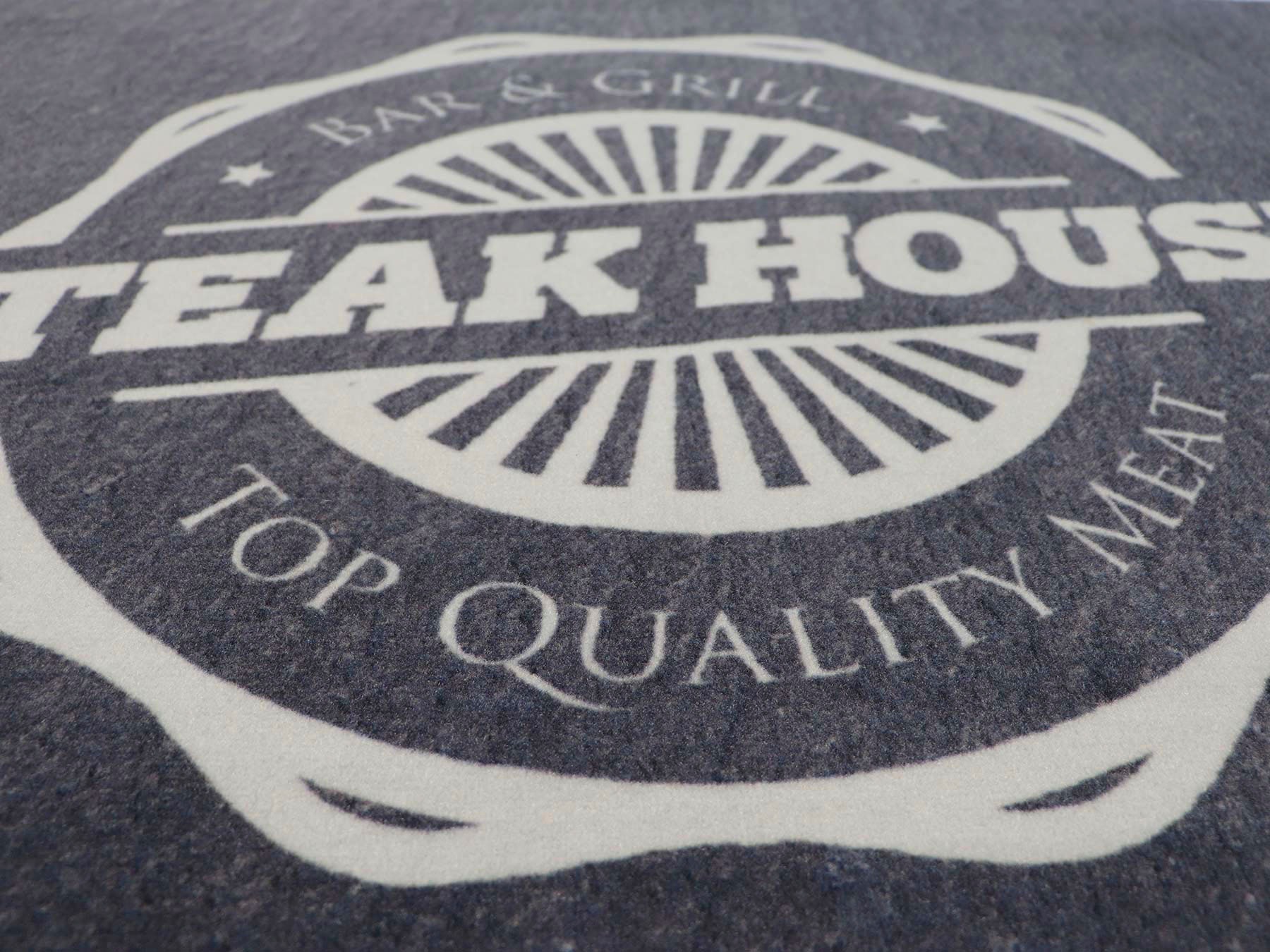 Primaflor-Ideen in Textil Fußmatte »BBQ Grillunterlage STEAK HOUSE, Made in Belgium«, rechteckig, 5 mm Höhe, Grillmatte ideal als Bodenschutz, mit Spruch, rutschhemmend, waschbar