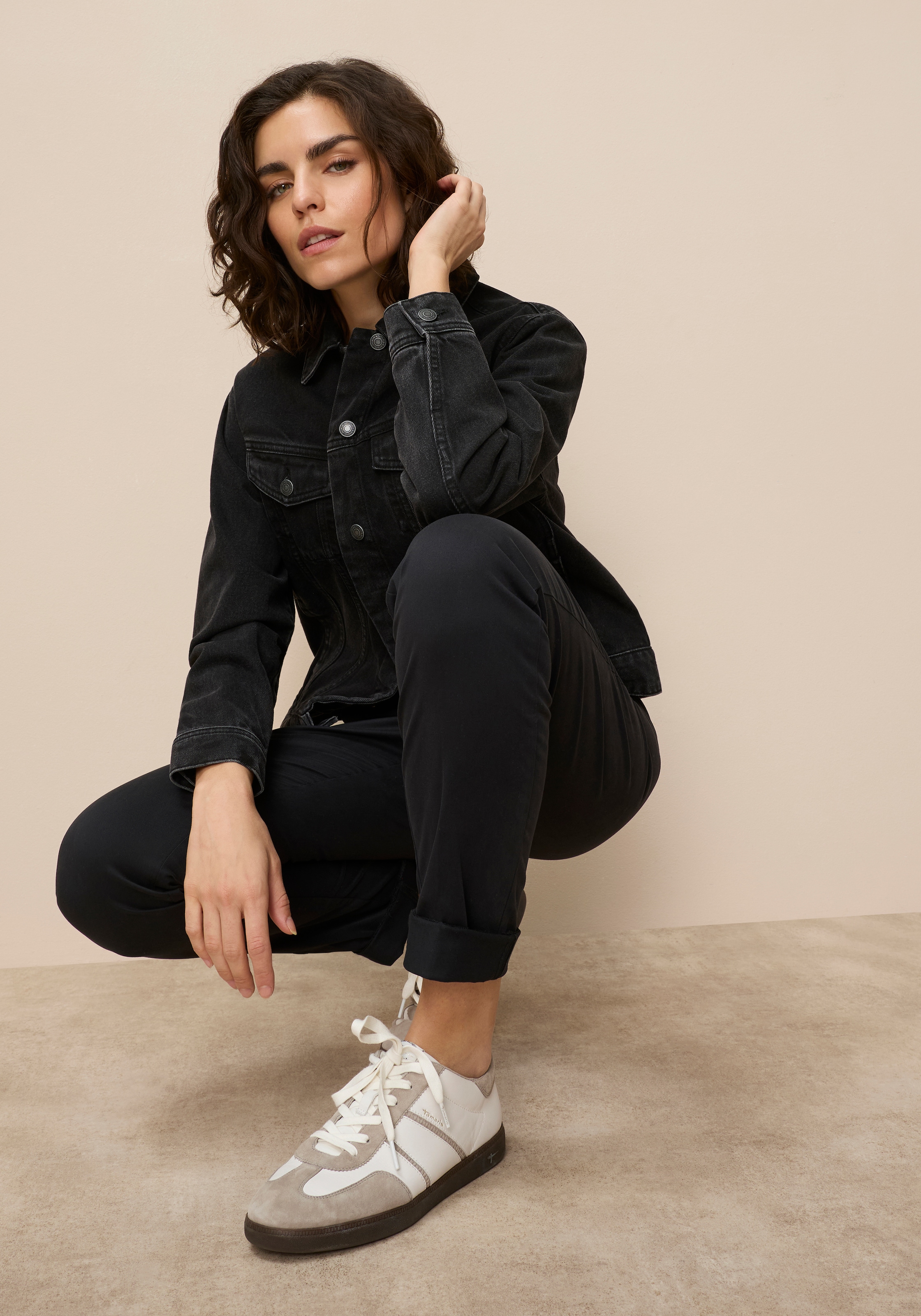 AJC Chinohose  in lässiger Form mit konstrastfarbendem Gürtel