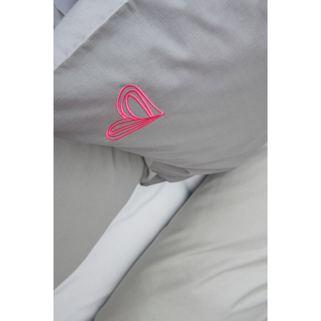 COUCH♥ Wendebettwäsche »Dreamteam«, (2 tlg.), Renforcé Qualität, Uni Design mit farblich abgesetzter Herz Stickerei bei Kissengröße 80x80 cm