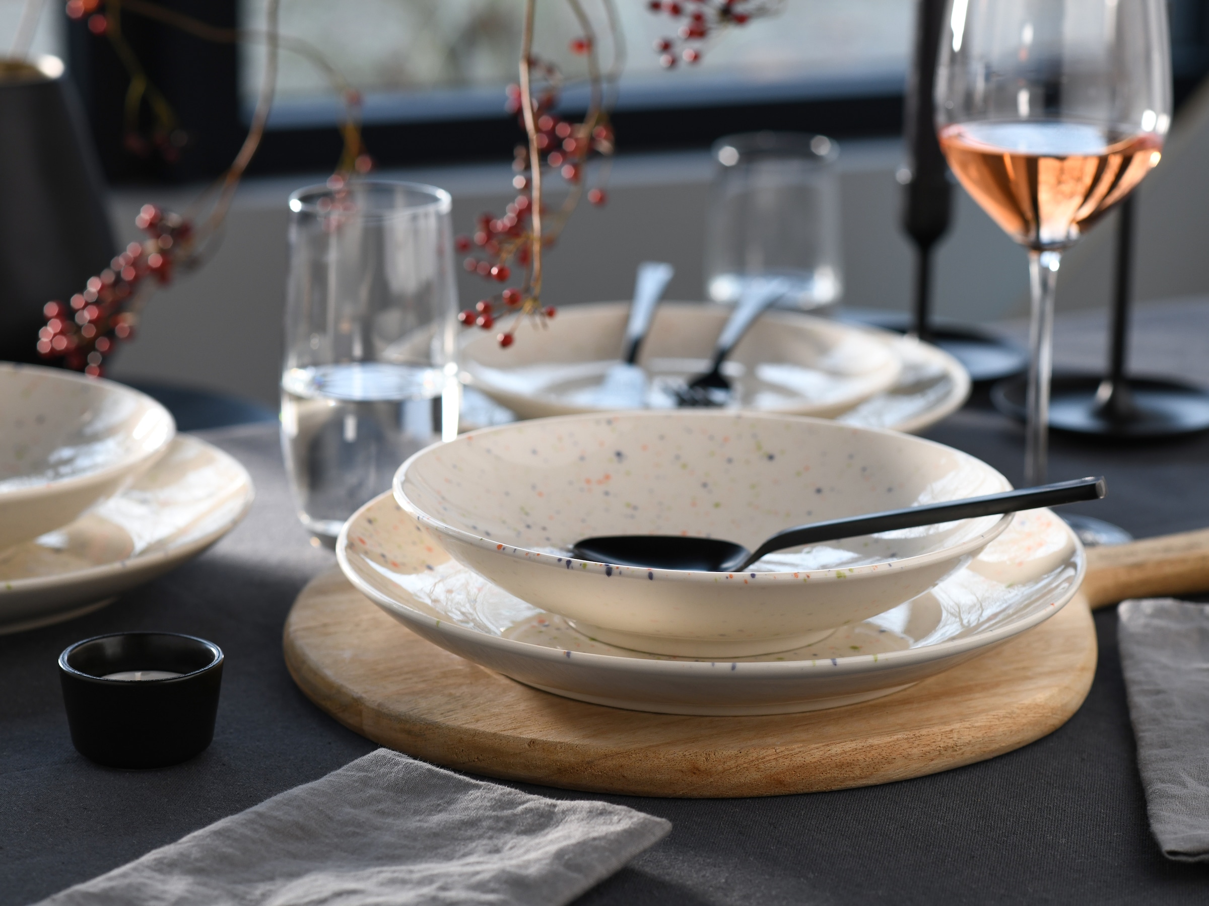 CreaTable Teller-Set »Confetti, Teller Set 12-tlg.« Unregelmäßige bunte Punkte, Gute Laune Geschirr, Frisch, Freundlich