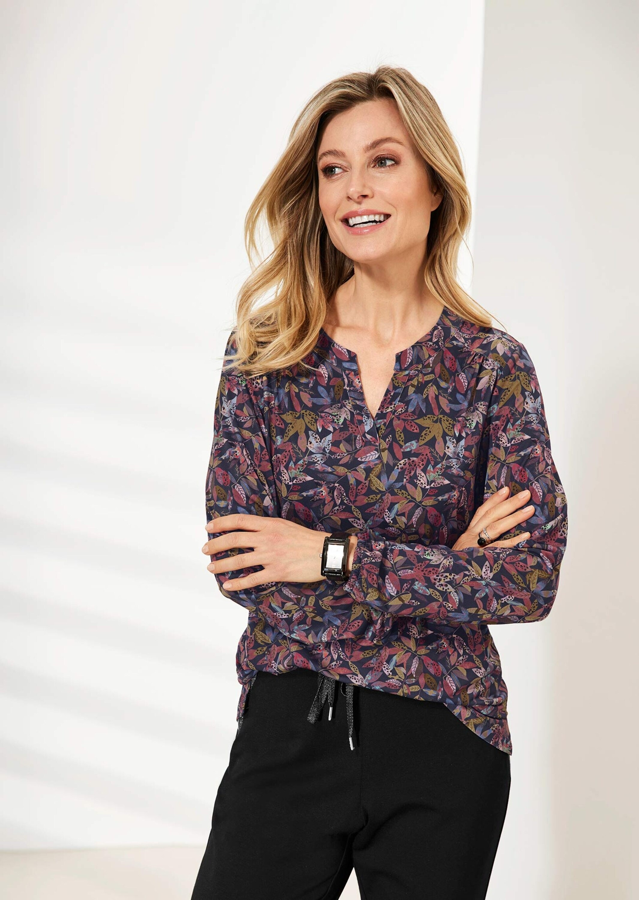 GOLDNER Kurzarmbluse »Elegantes Blusenshirt mit V-Ausschnitt« Schulterpasse mit Kräuselung