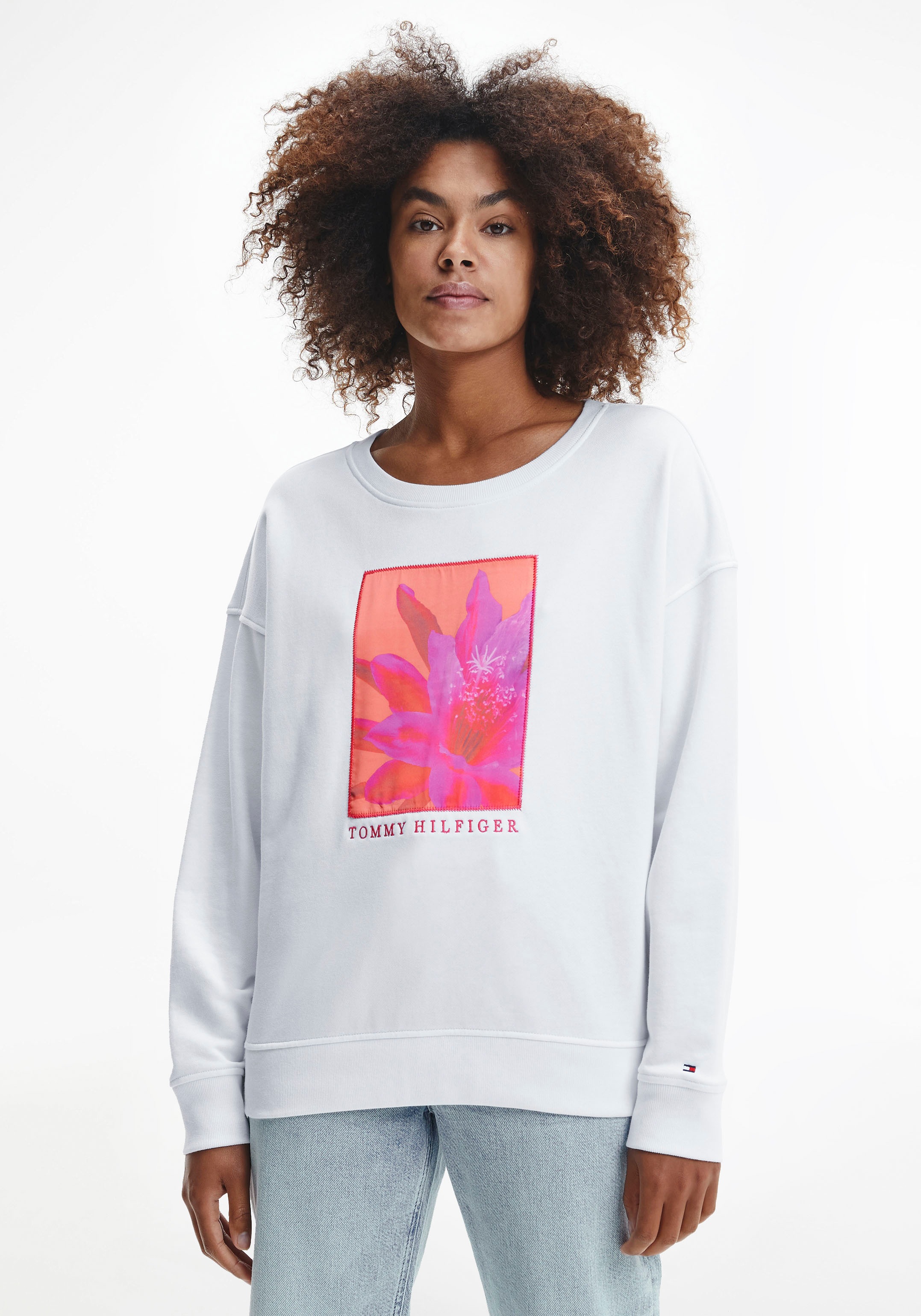 Tommy Hilfiger Sweatshirt »RLX FLORAL OPEN-NK SWEATSHIRT«, mit Besatz auf der Brust