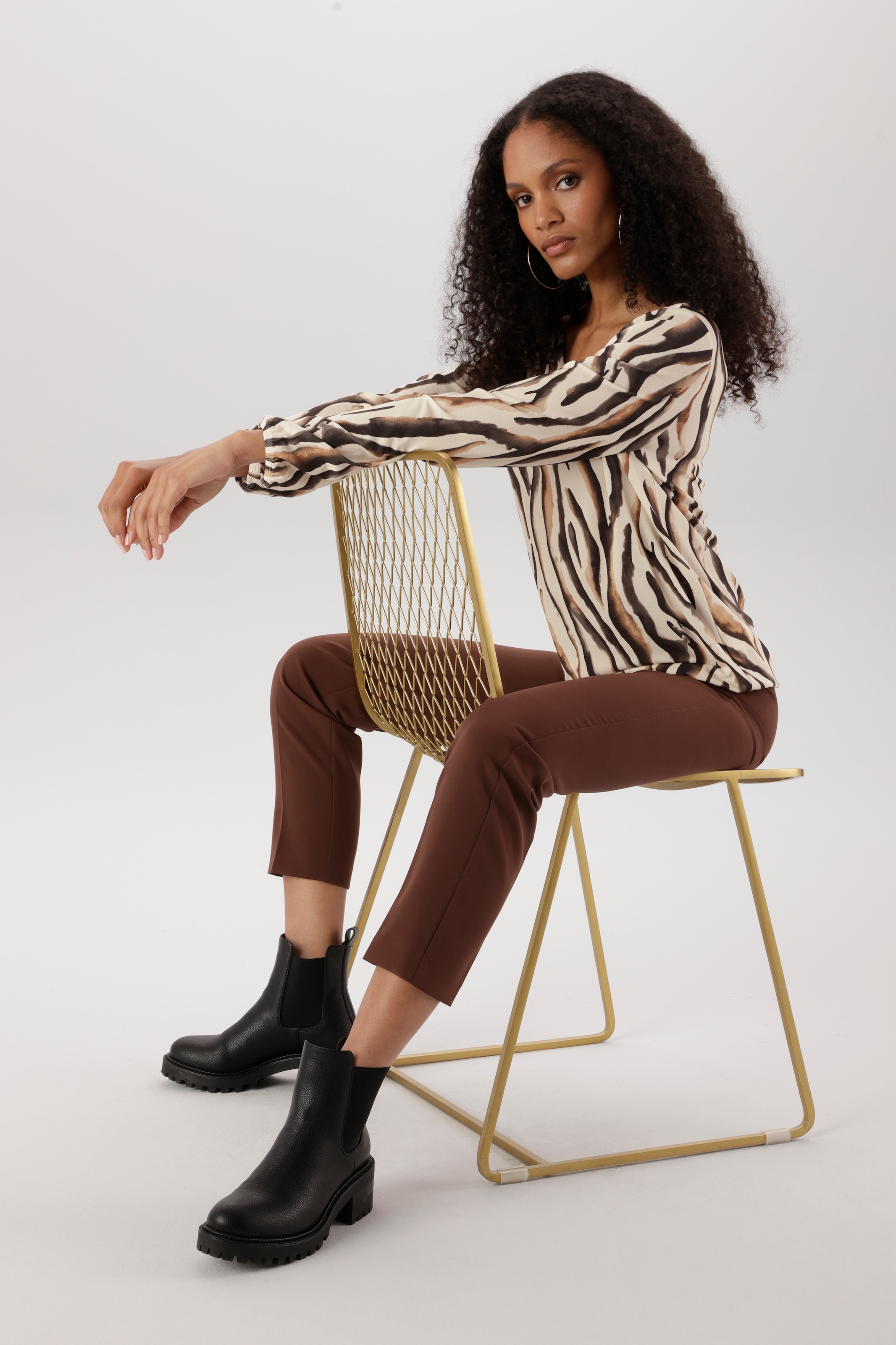 Aniston SELECTED Langarmshirt mit Cut-out und trendy Animalmuster Allover - NEUE KOLLEKTION