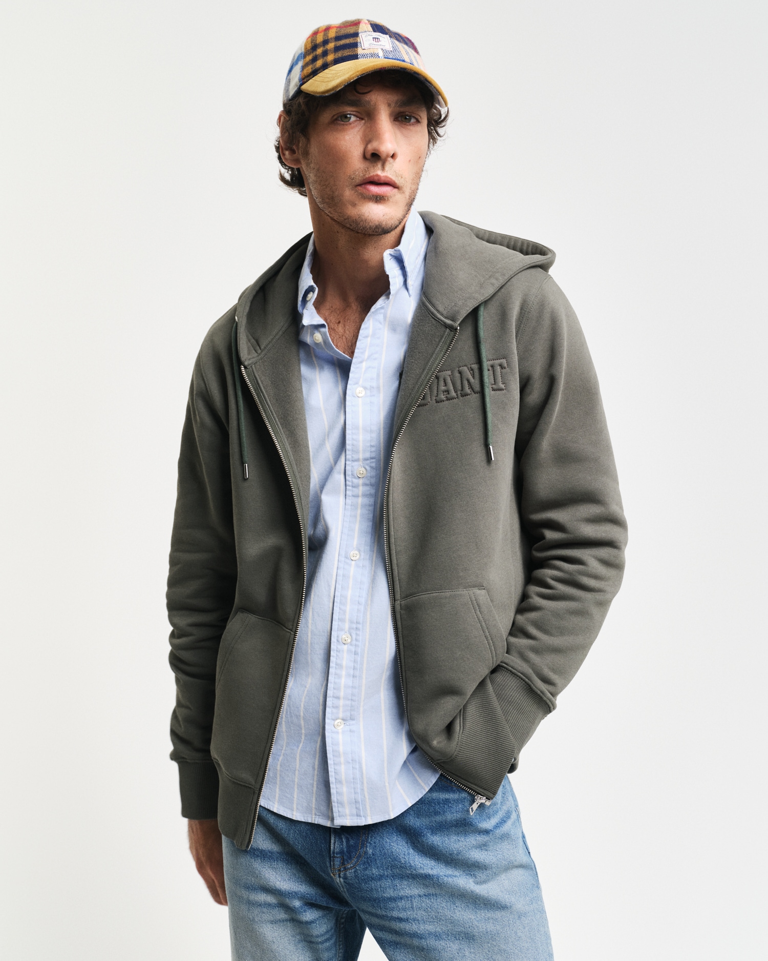 Gant Kapuzensweatjacke »EMBOSSED FULL-ZIP HOODIE«, eine erhabene GANT-Grafikprägung auf der Brust