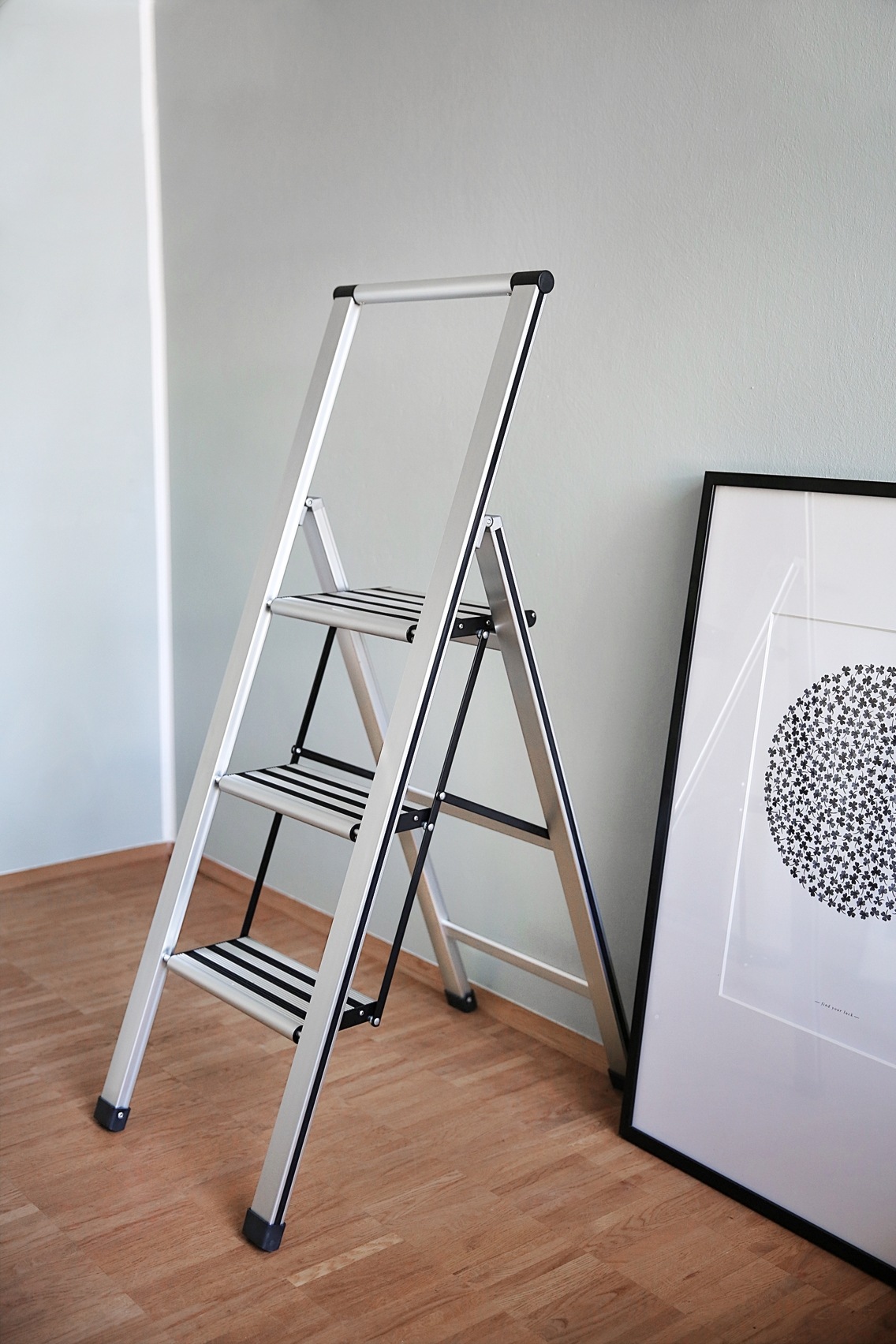 WENKO Trittleiter »Modell Alu-Design«, Klapptritt Leiter, rutschsichere XXL-Stufen, klappbar, bis 150 kg