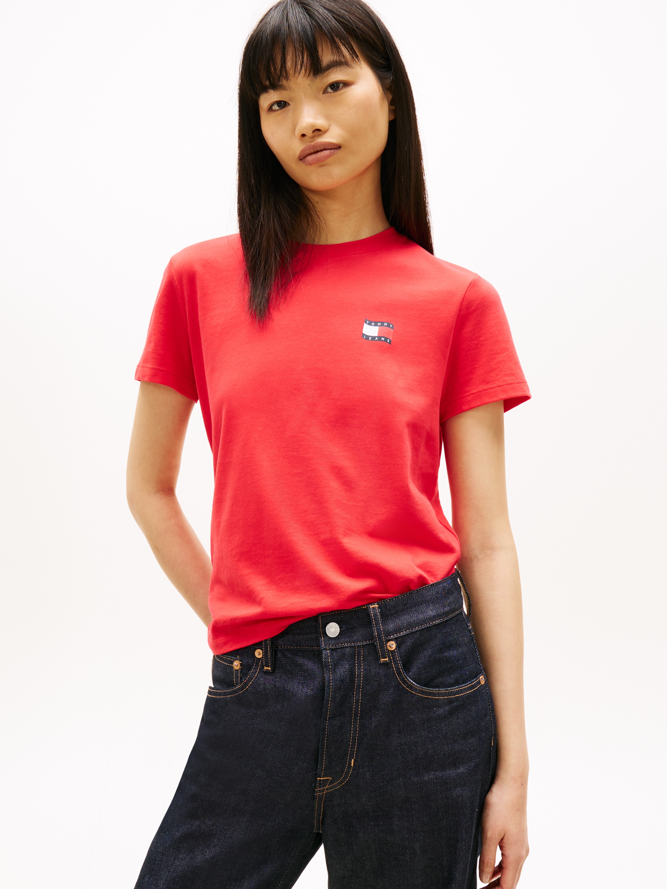 Tommy Jeans Kurzarmshirt »TJW REG WAVY FLAG SS TEE EXT« Tommy Flag-Badge auf Brust, Jersey aus reiner Baumwolle