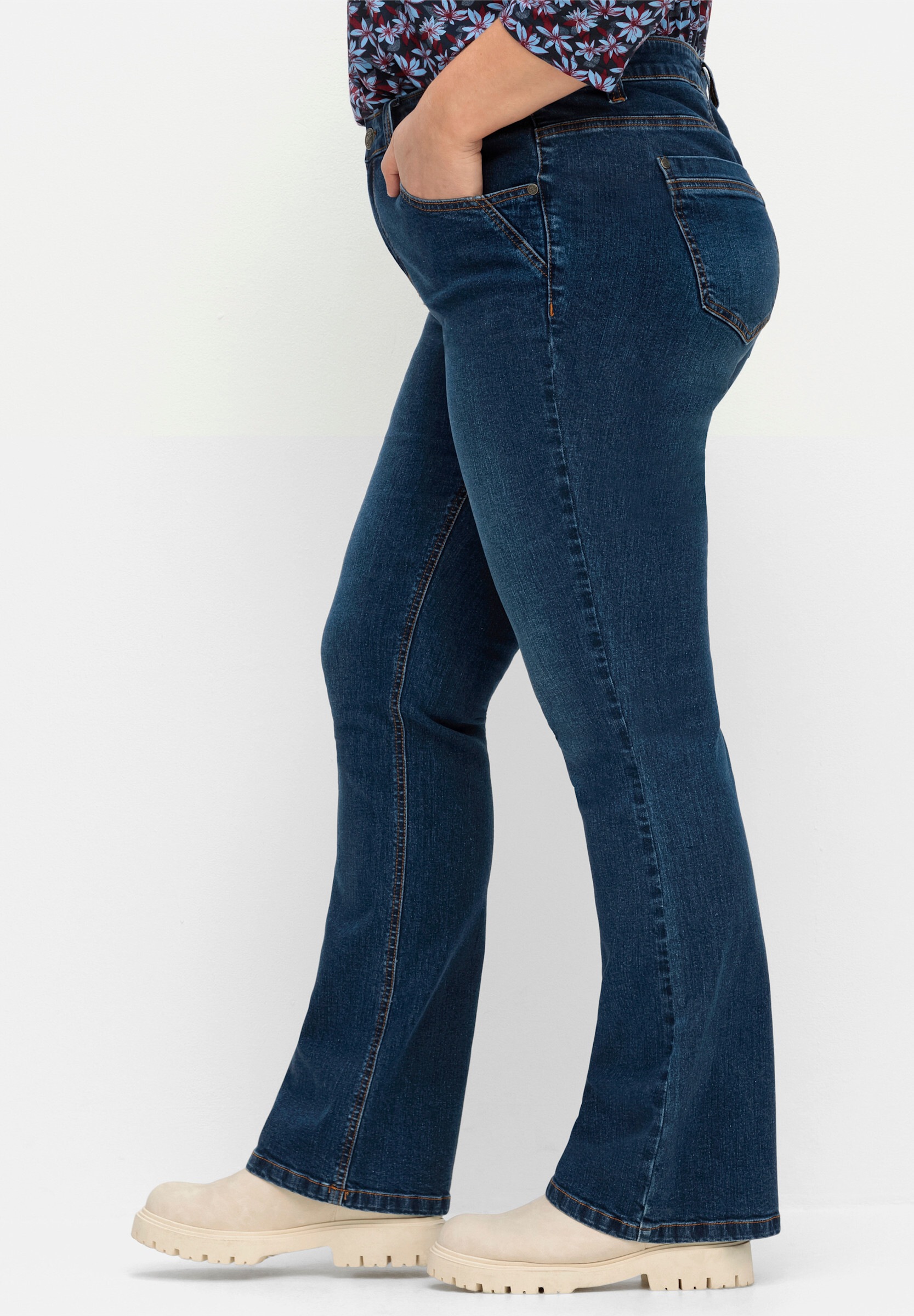 Sheego Bootcut-Jeans »Bootcut-Jeans Bootcut-Jeans mit schmalem Bein und bequemer Taille« SUSANNE ideal bei viel Bauch und schmalen Beinen