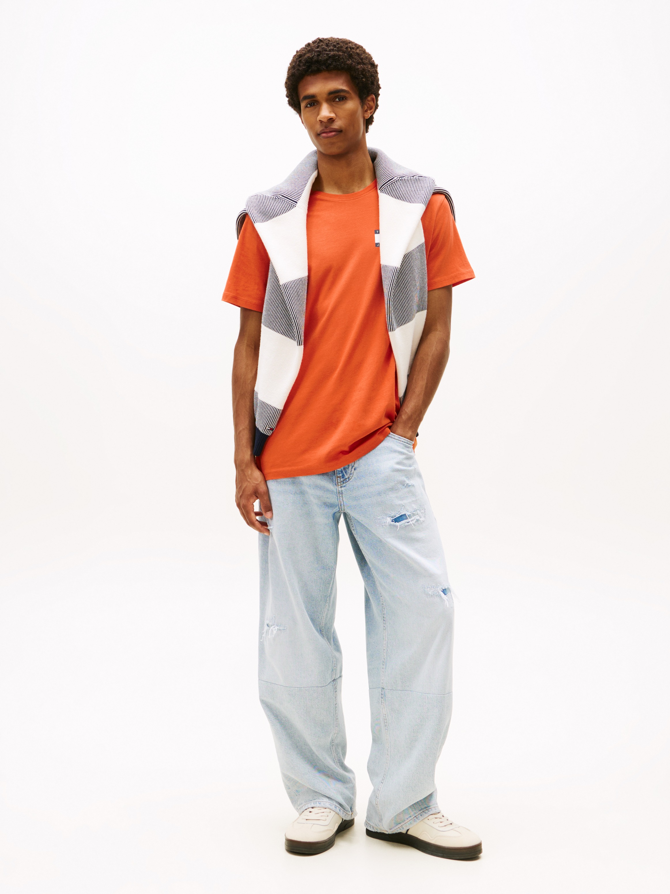 Tommy Jeans T-Shirt »TJM SLIM ESSENTIAL FLAG TEE EXT«, Mit Rundhalsausschnitt