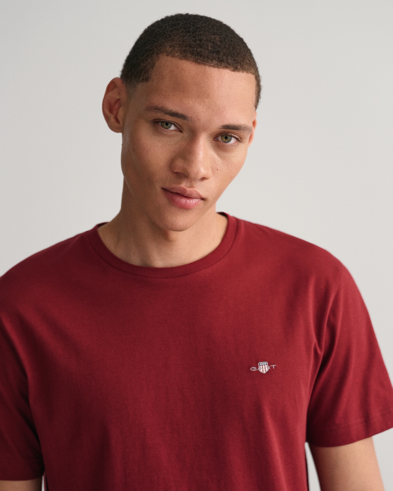 Gant T-Shirt »REG SHIELD SS T-SHIRT«, mit Logostickerei auf der Brust