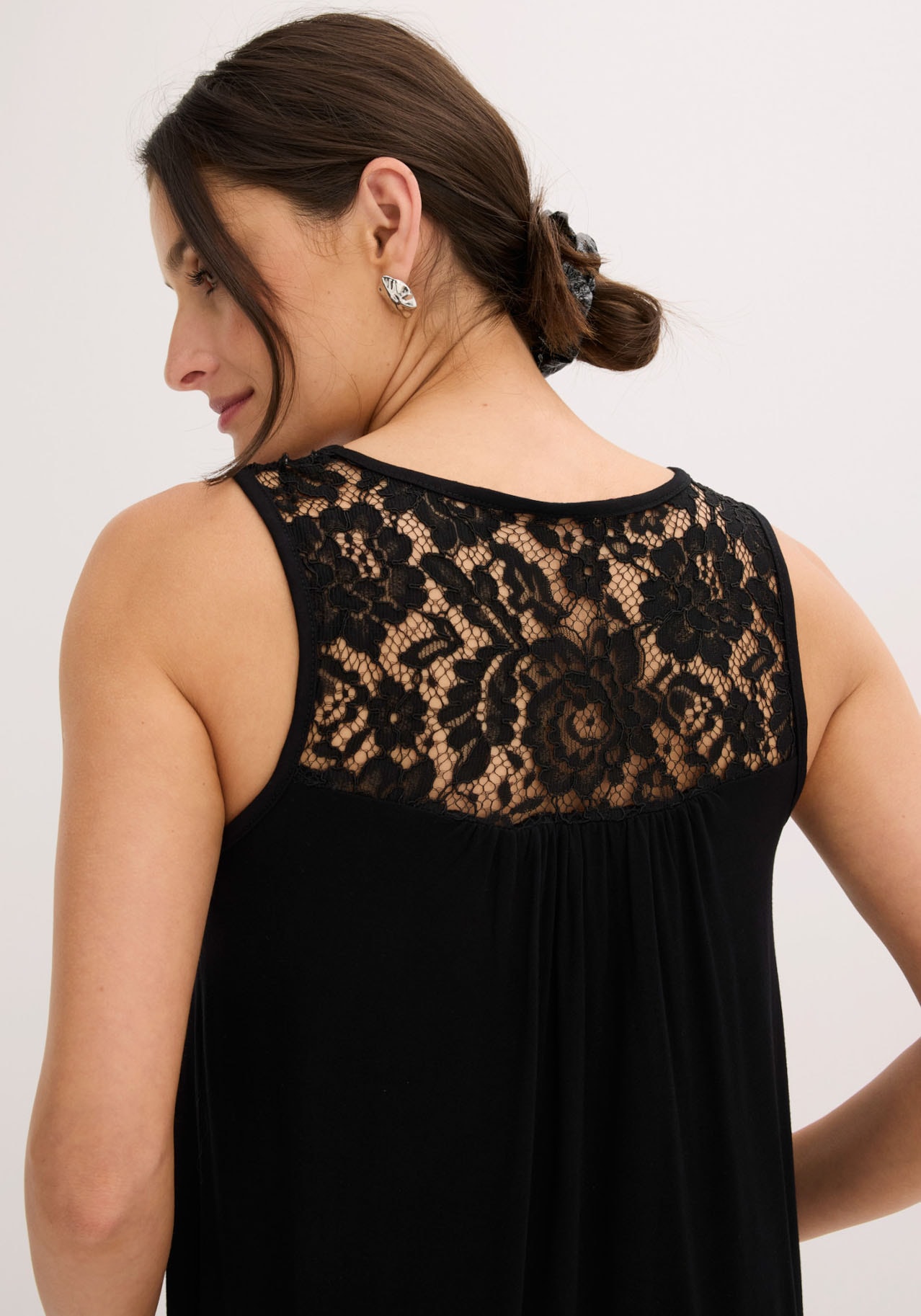 bonprix Shirttop lässige Passform, ärmellos, aus elastischem Viskosejersey und Spitze