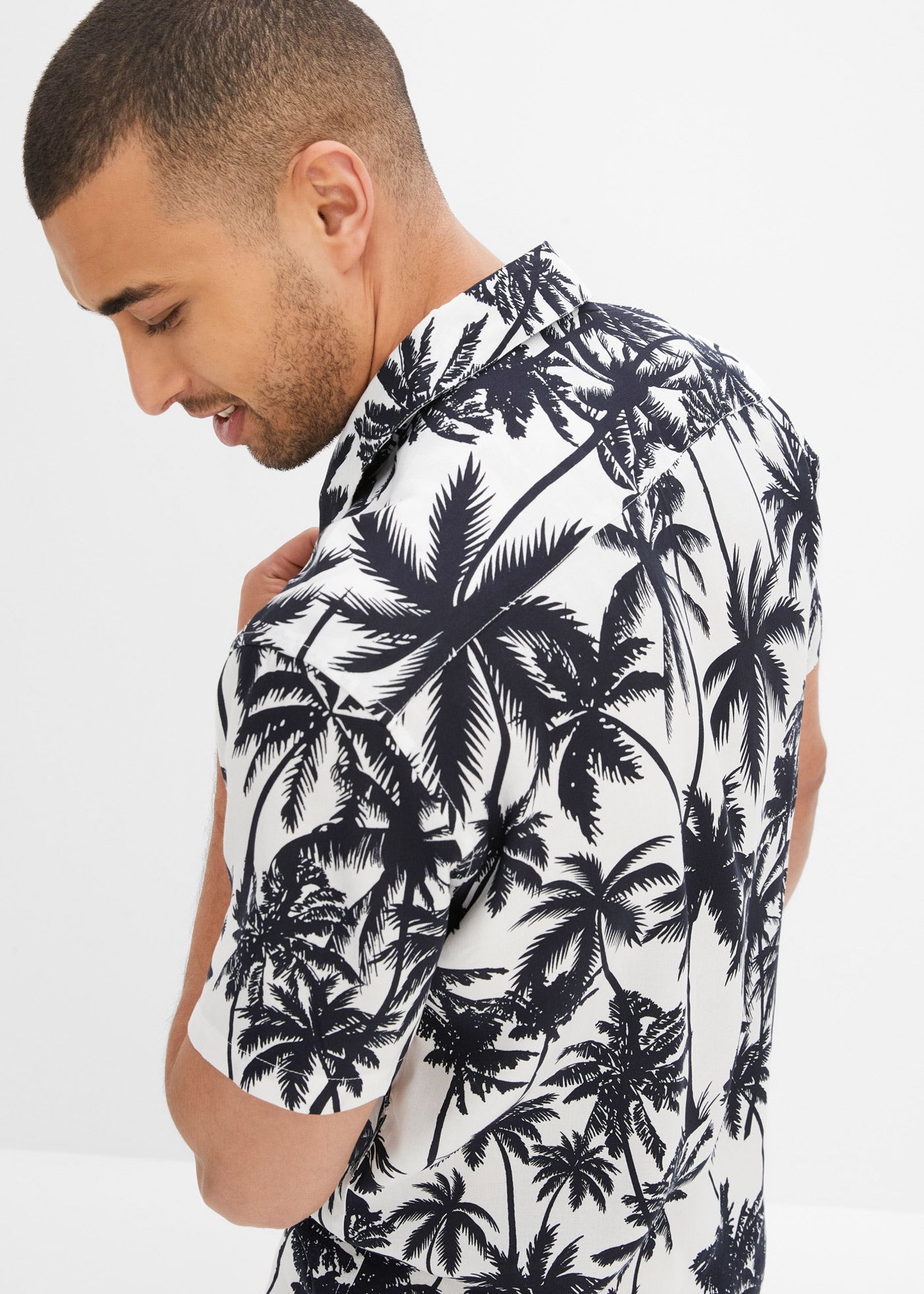 bonprix Kurzarmhemd »Kurzarmhemd aus Viskose, Slim Fit« schmale Passform, aus Viskose, Allover-Print, bedrucktes Design