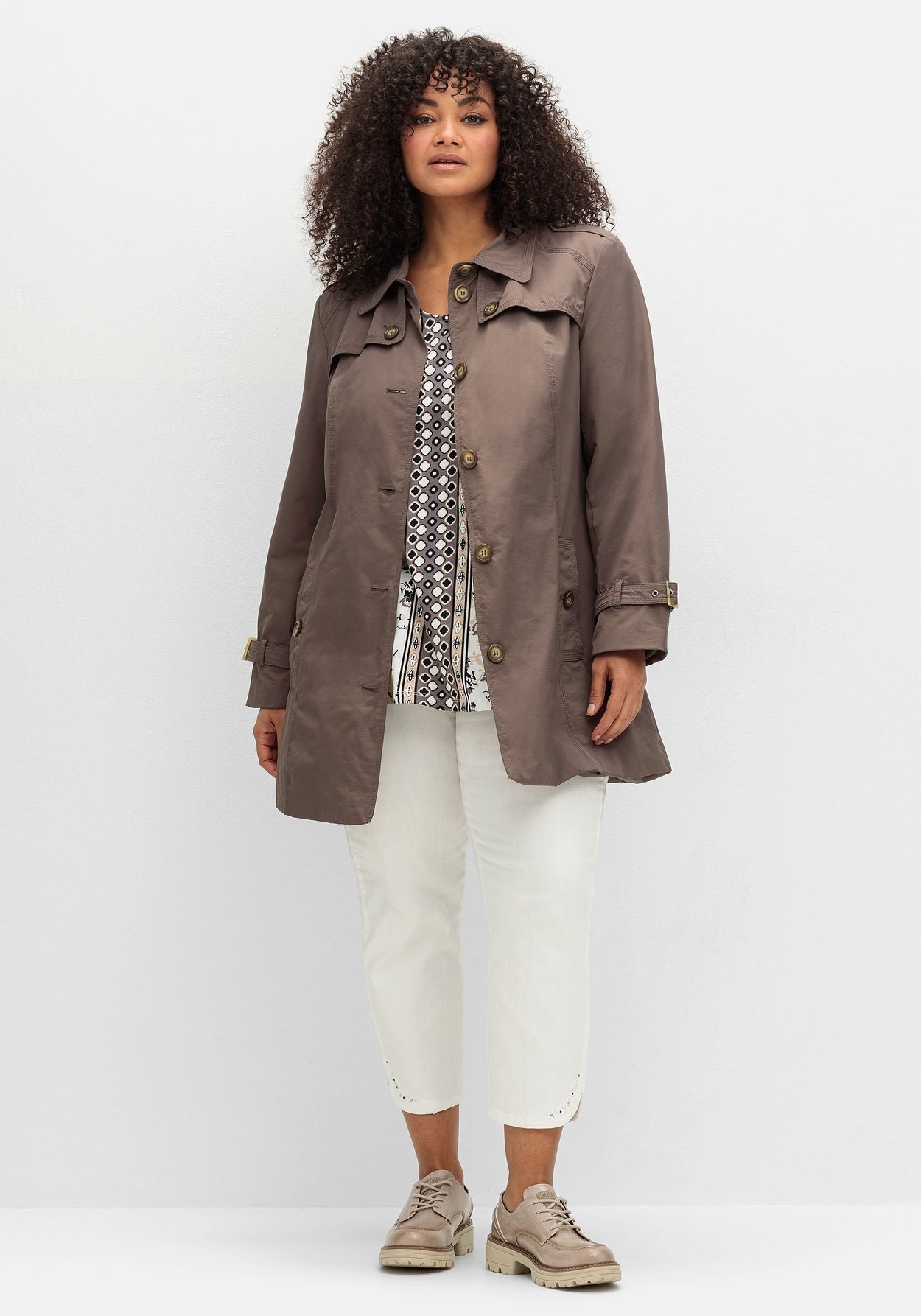 Sheego Trenchcoat »Leicht glänzende Longjacke mit dezentem Schimmer«