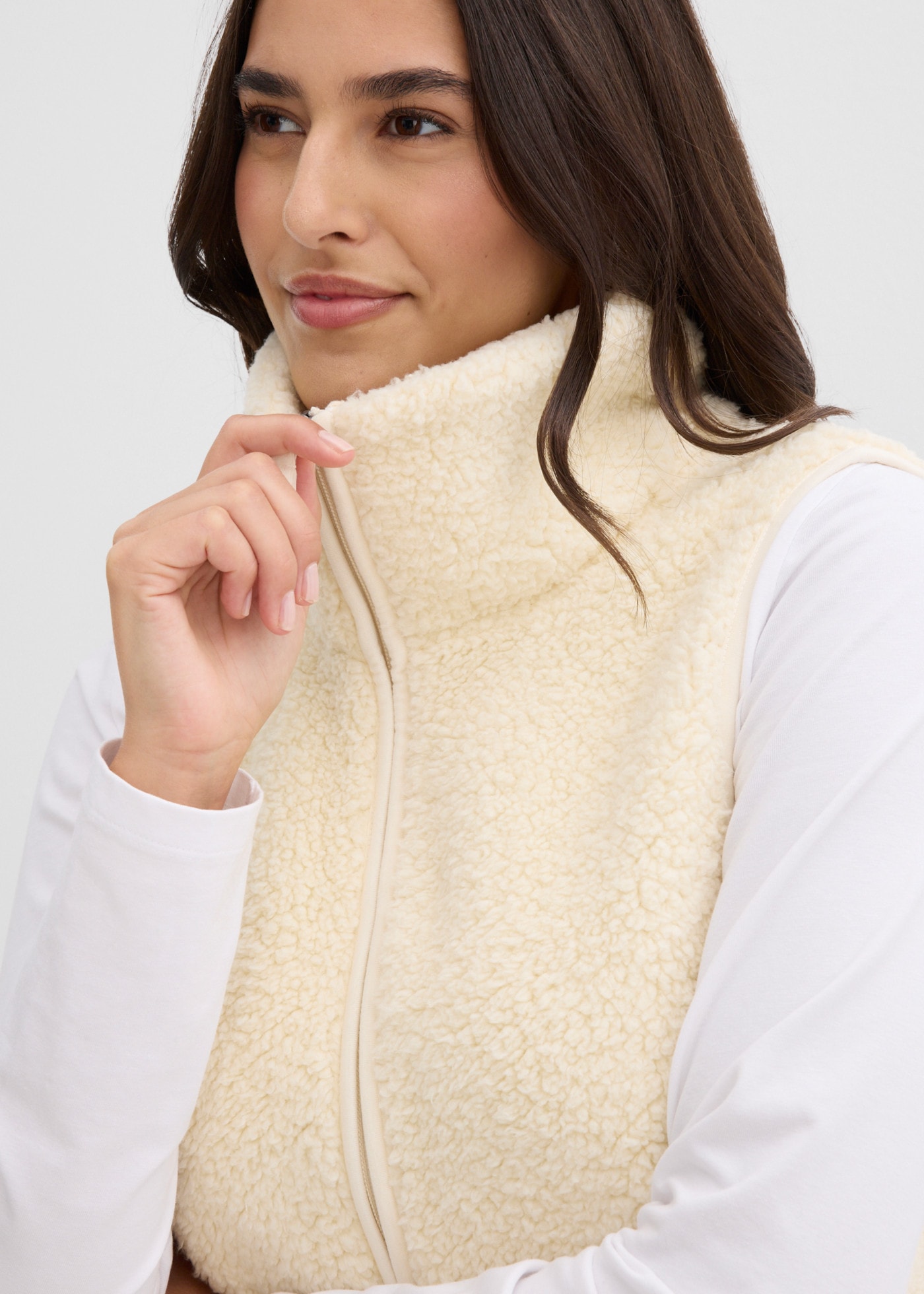 bonprix Plüschweste lässig geschnitten, in Teddy-Optik, im Casual-Stil, aus Polyester
