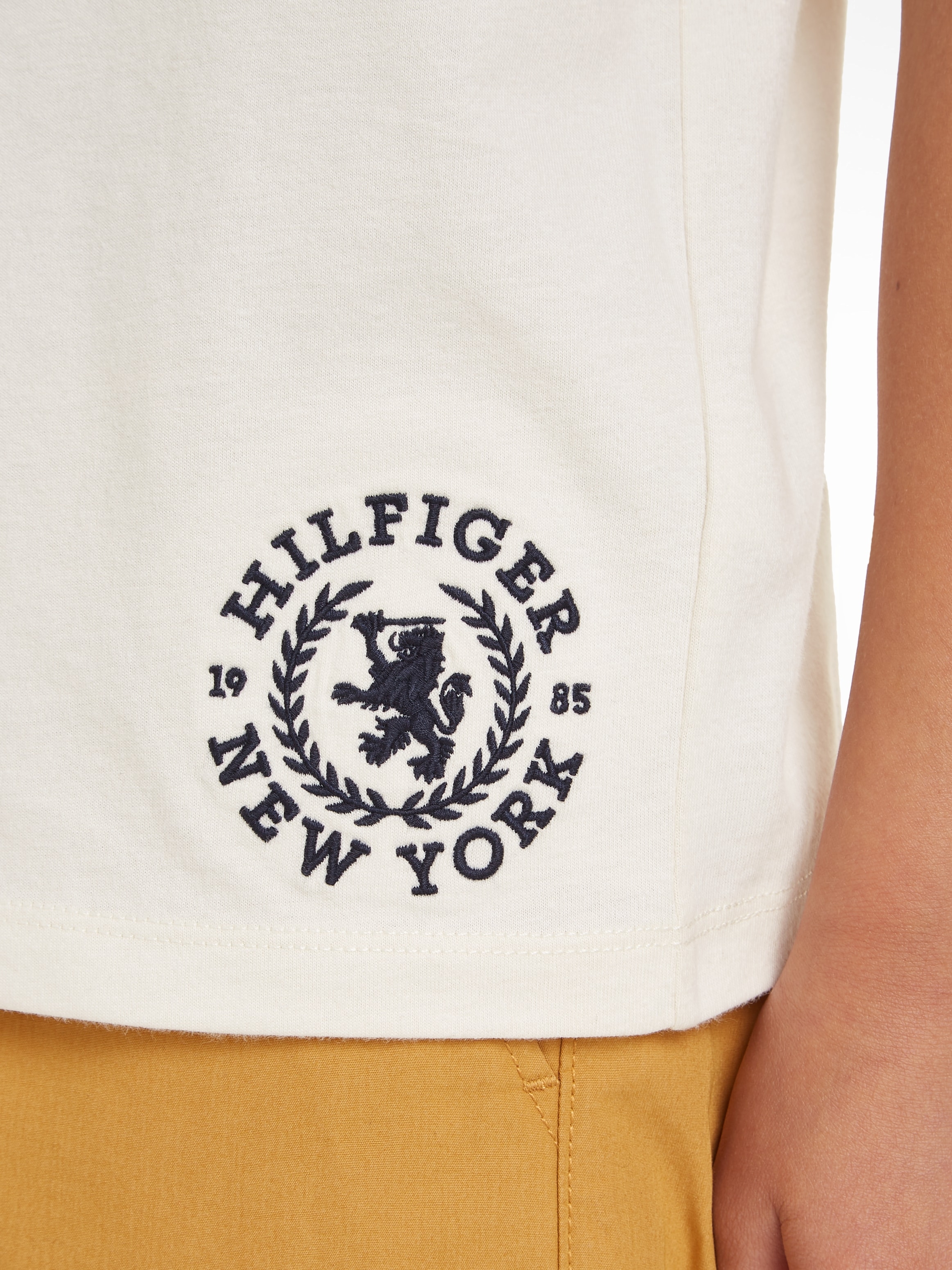 Tommy Hilfiger T-Shirt »CREST LOGO mit Logostickerei TEE OTTO bei S/S«