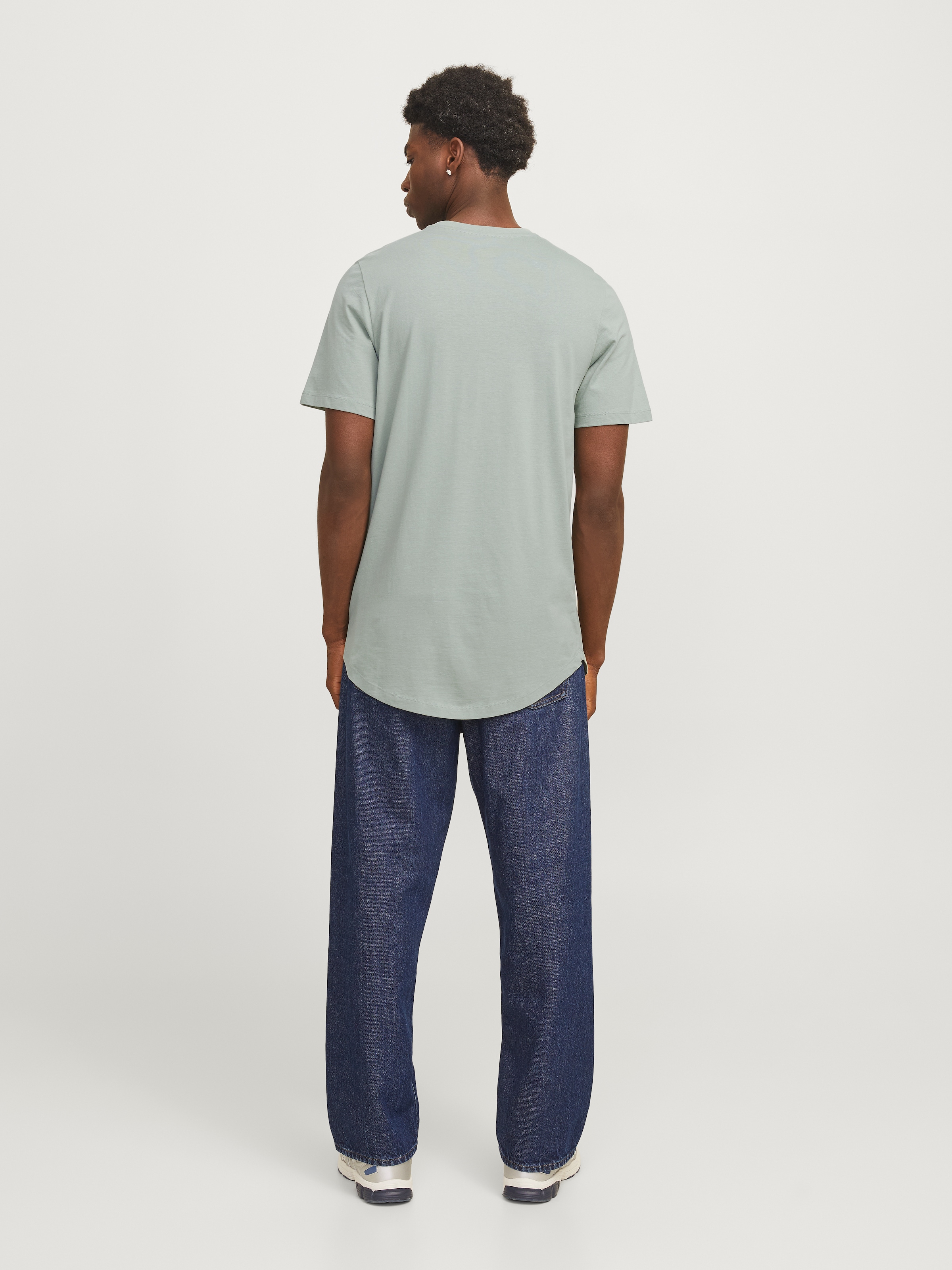 Jack & Jones Rundhalsshirt »JJENOA TEE SS CREW NECK NOOS«, mit abgerundetem Saum