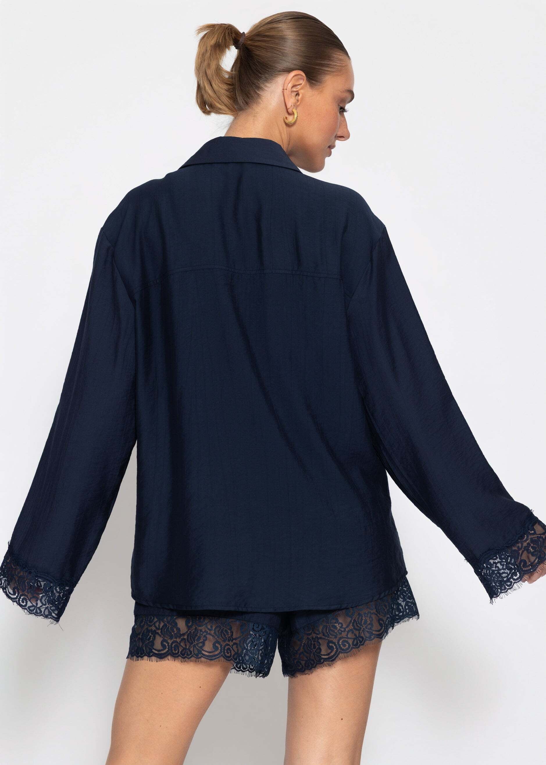SASSYCLASSY Blusentop »Oversize Bluse mit Spitzendetails« Fließende Bluse aus Viskosemix in lockerer Passform mit Brusttasche