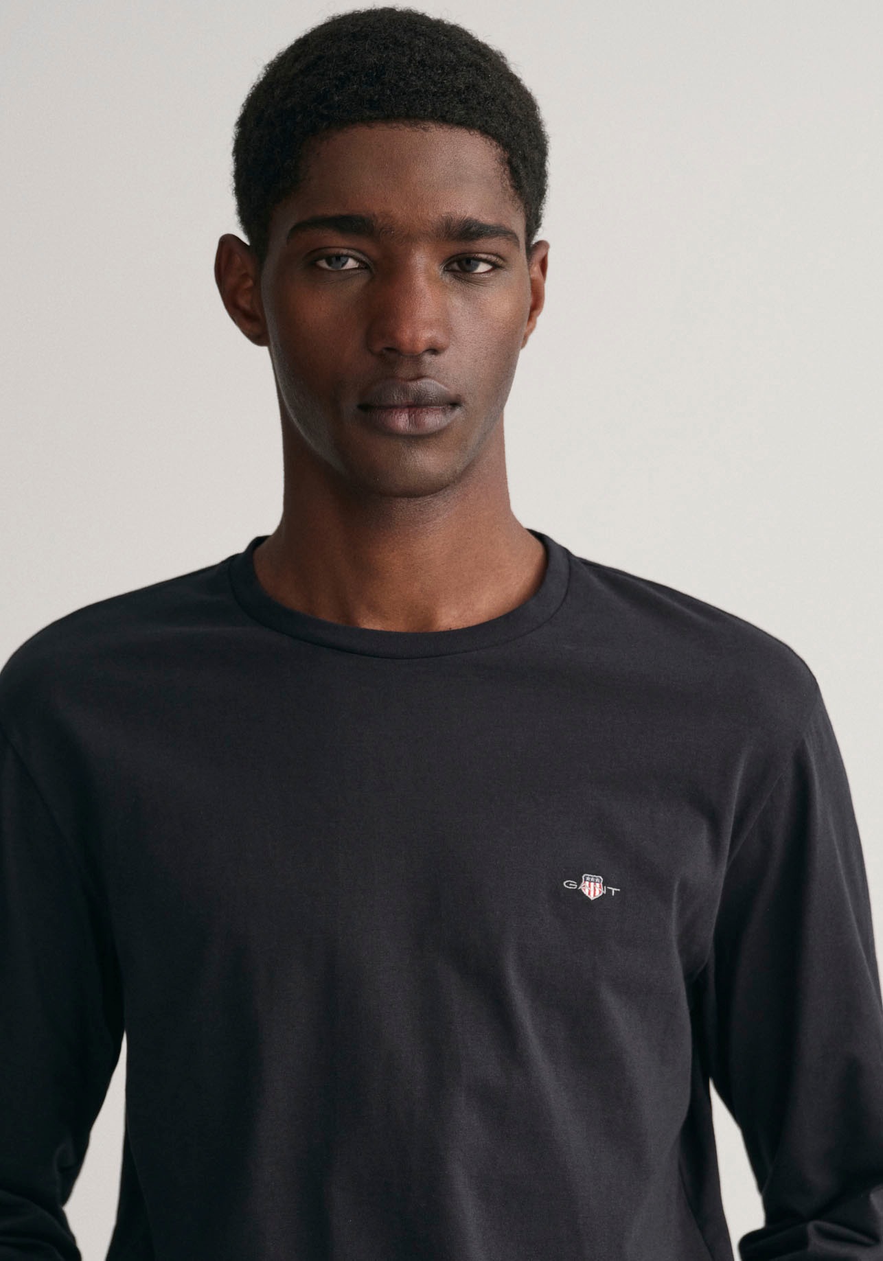 Gant Langarmshirt »REG SHIELD LS T-SHIRT«, mit Logostickerei auf der Brust
