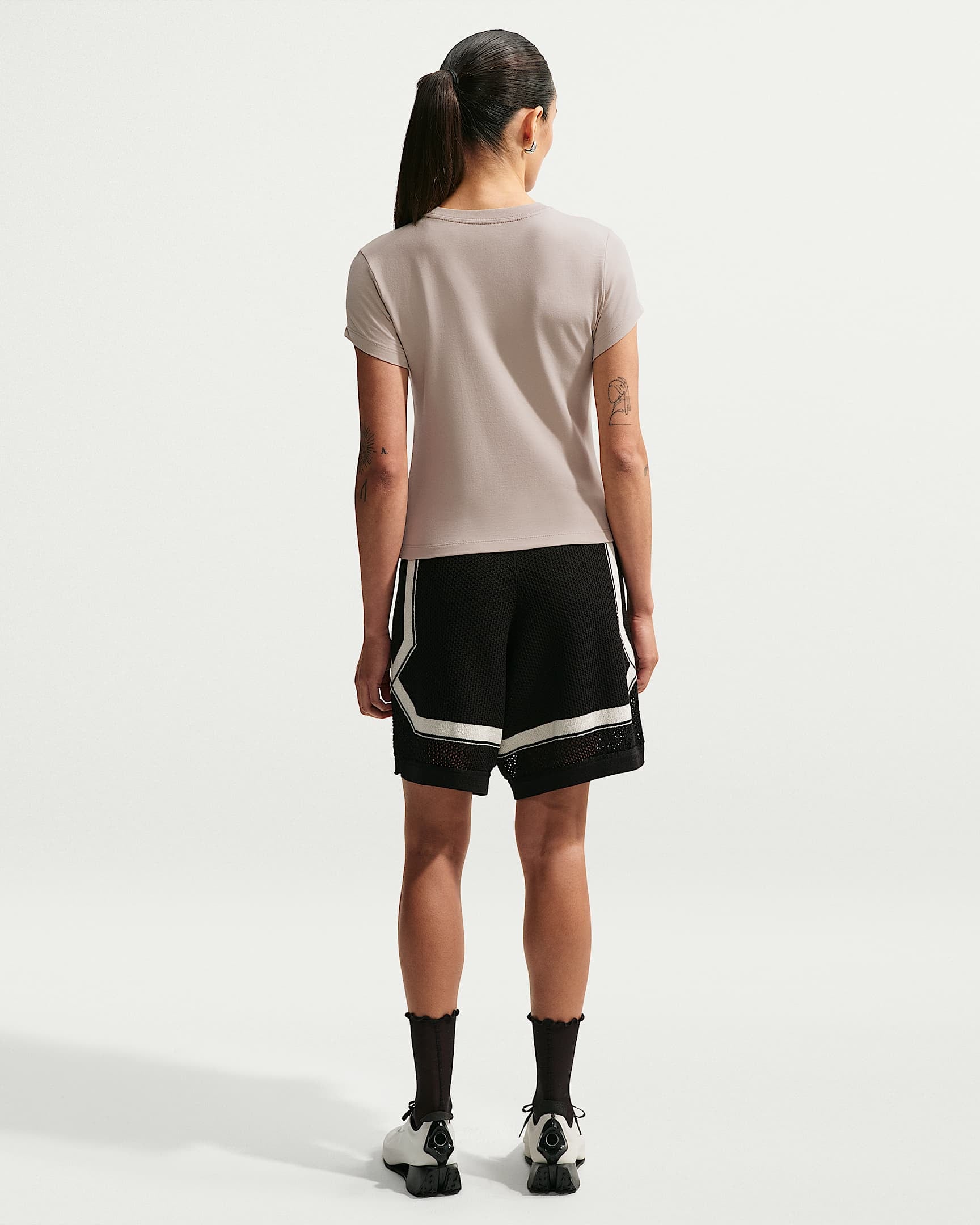 Nike Sportswear T-Shirt »W NSW NK CHLL KNT MD CRP« mit Rundhalsausschnitt, Kurzarm, aus Jersey, lockerer Schnitt
