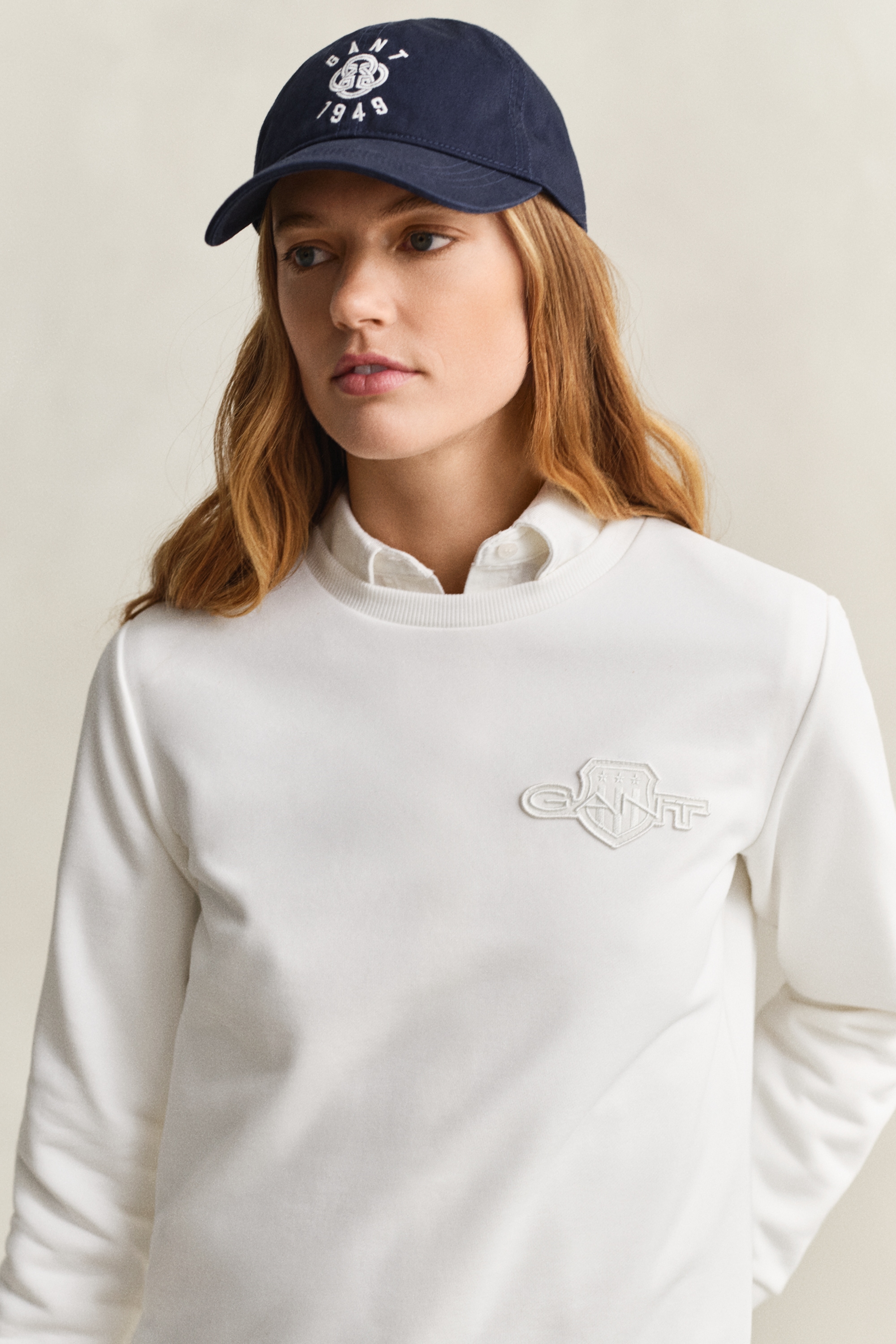 Gant Sweatshirt »REG TONAL SHIELD C-NECK SWEAT«, Ton in Ton Stickerei, Rundhals
