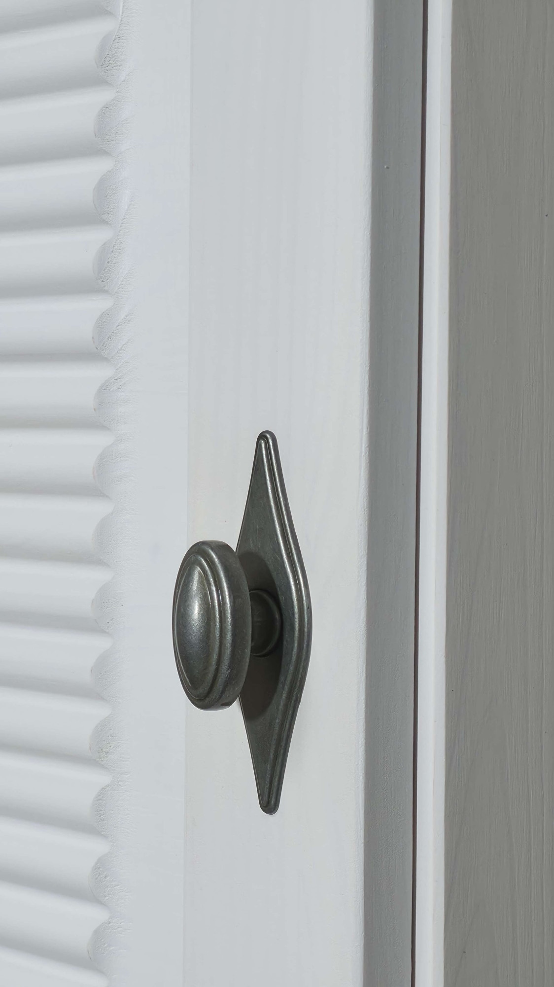 OTTO home Hängeschrank »Rauna« aus massiver Kiefer, Breite 44 cm, Rillenoptik, made in EU